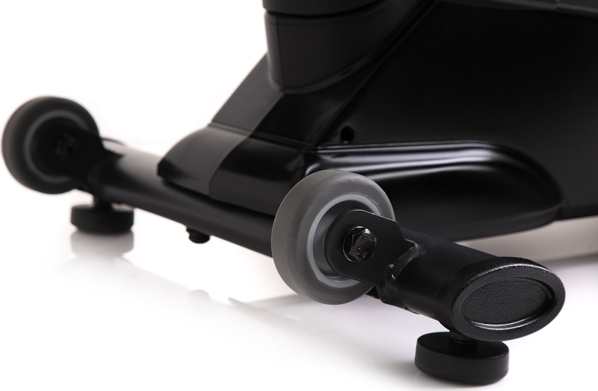 Koła na spodzie maszyny do ćwiczeń na białym tle.