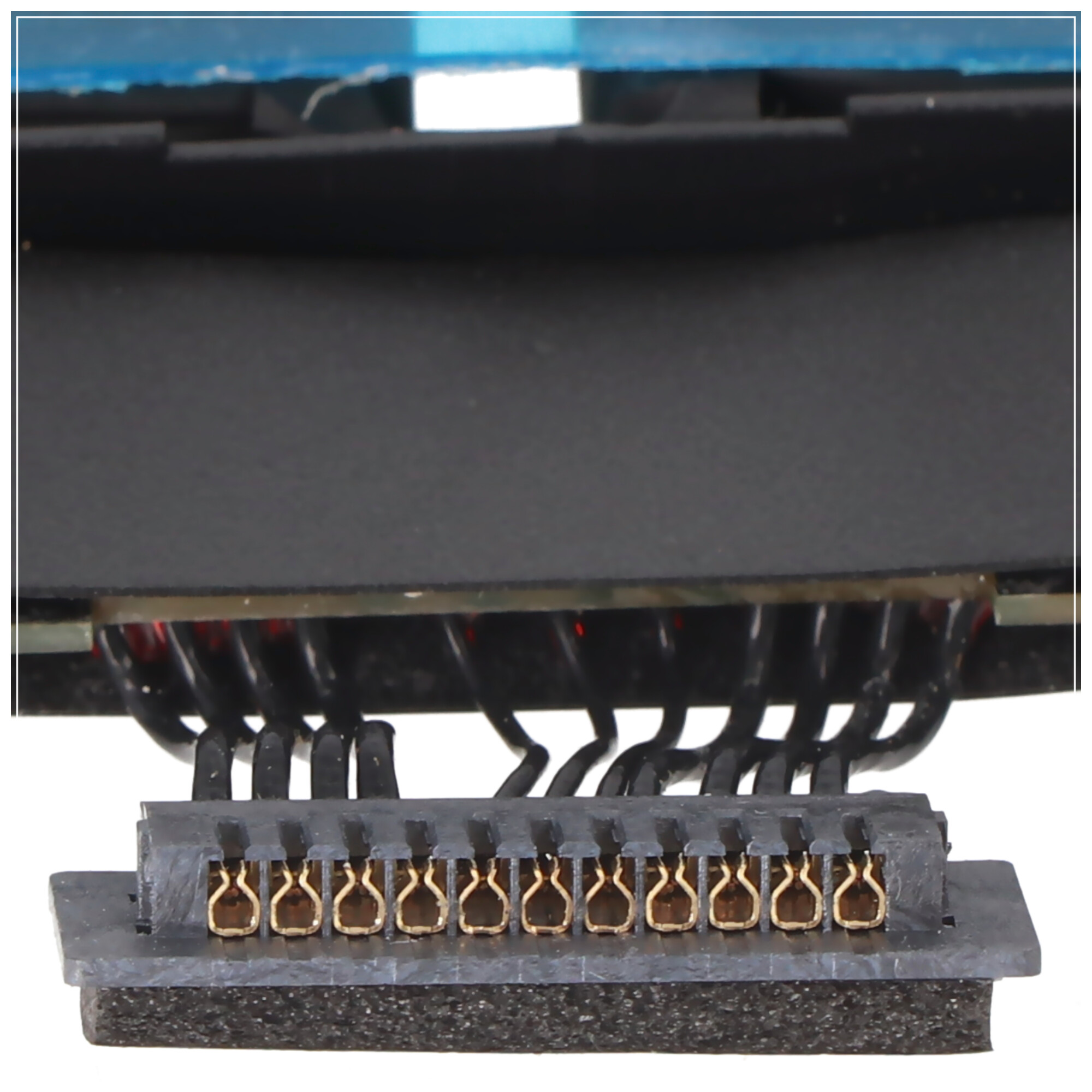 Nahaufnahme eines Batterieanschlusses. Er hat goldene Pins und schwarzen Kunststoff.