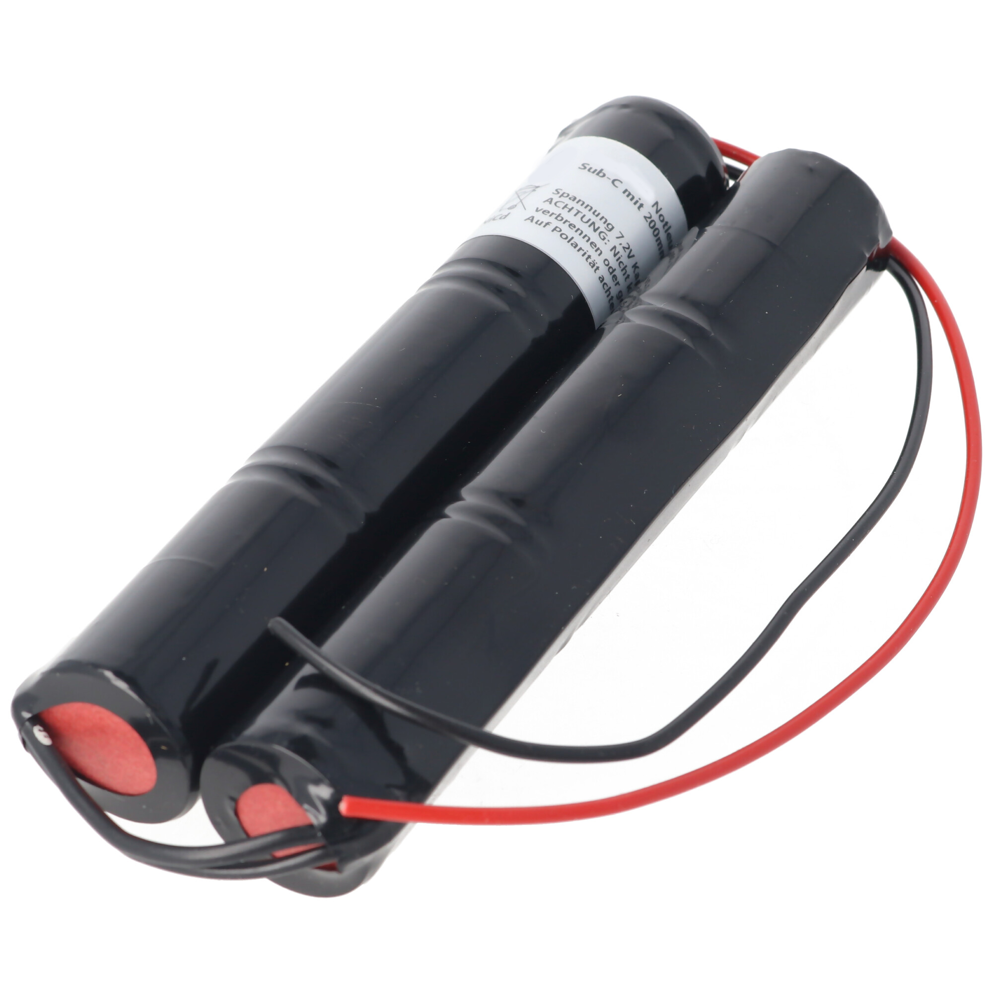 Zwei schwarze Batterien mit roten und schwarzen Drähten. Ein weißes Etikett mit Text ist sichtbar.