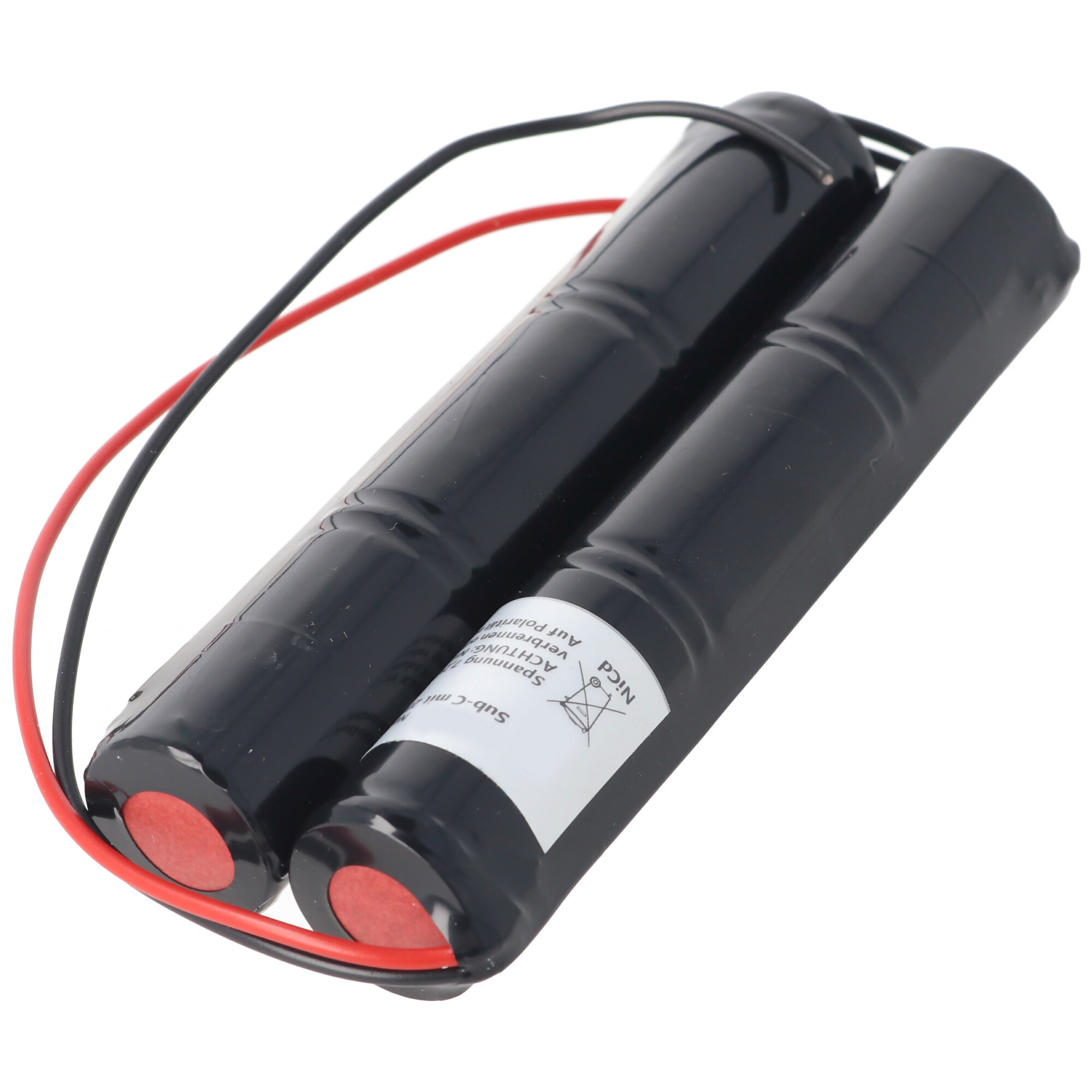 Zwei schwarze zylindrische Batterien mit roten Enden und schwarzen Drähten, weißes Etikett in der Mitte.