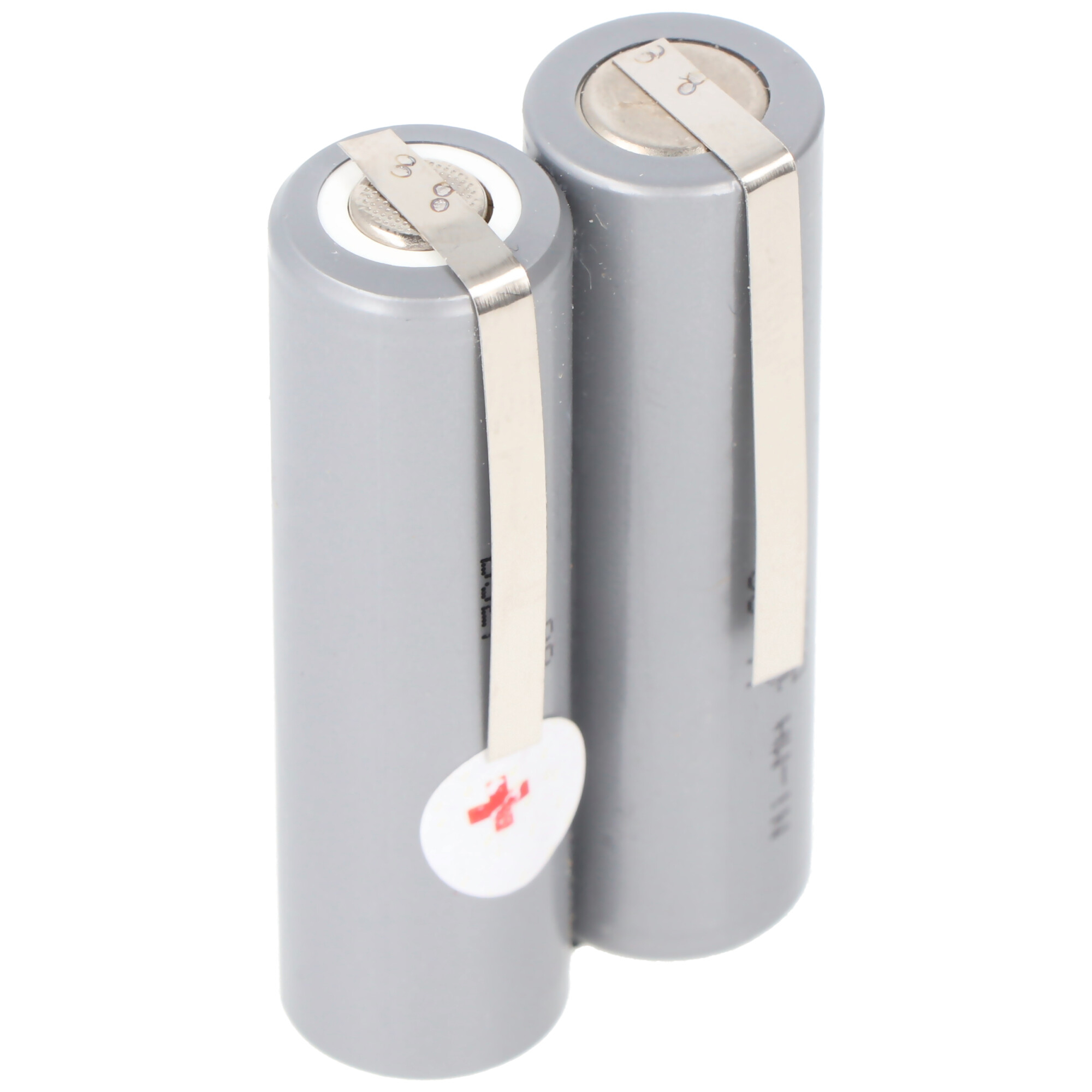 Zwei graue zylindrische Batterien mit silbernen Metallstreifen und einem rot-weißen Aufkleber.