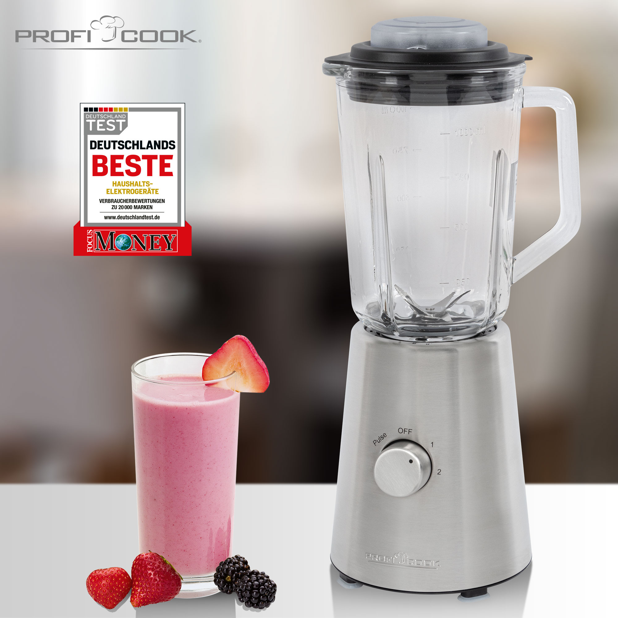Licuadora con un batido y frutas al lado.