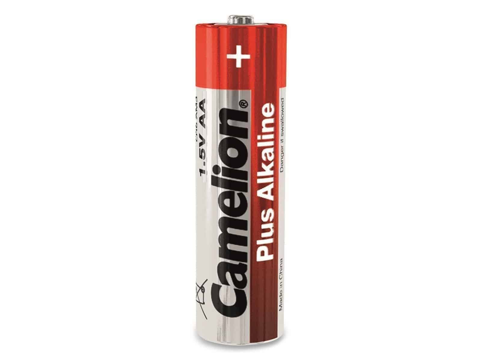 Una batteria AA rossa e argento. La batteria ha la scritta Camelion Plus Alkaline.