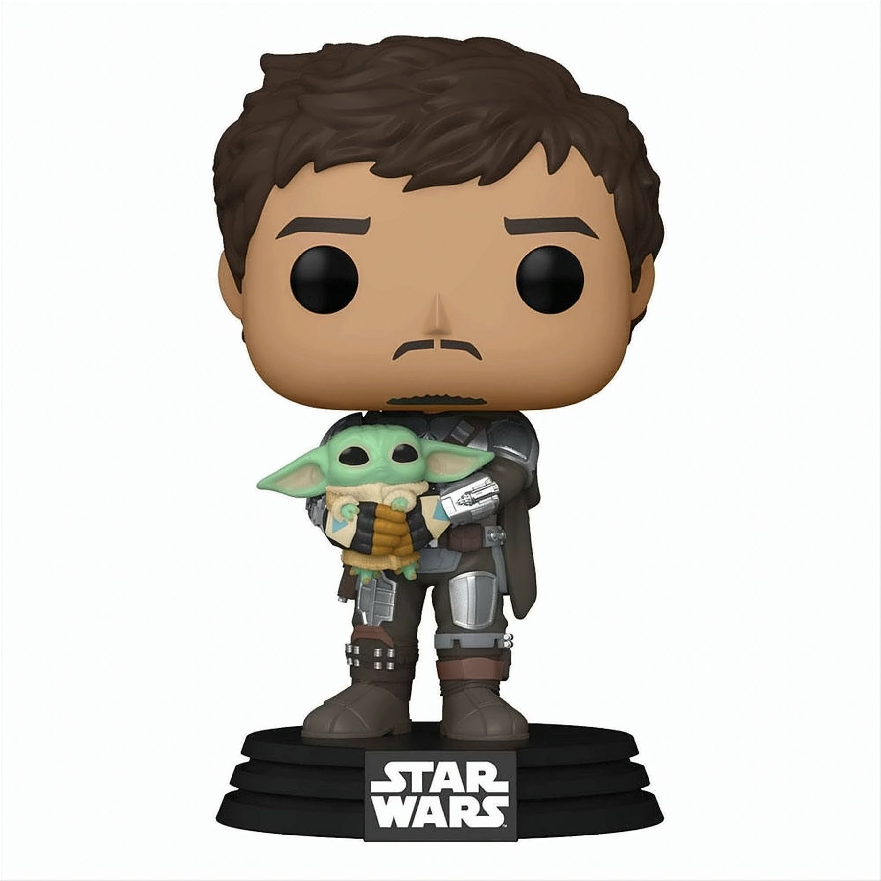 Una figura Funko Pop del Mandaloriano che tiene una figura di Grogu su un supporto.