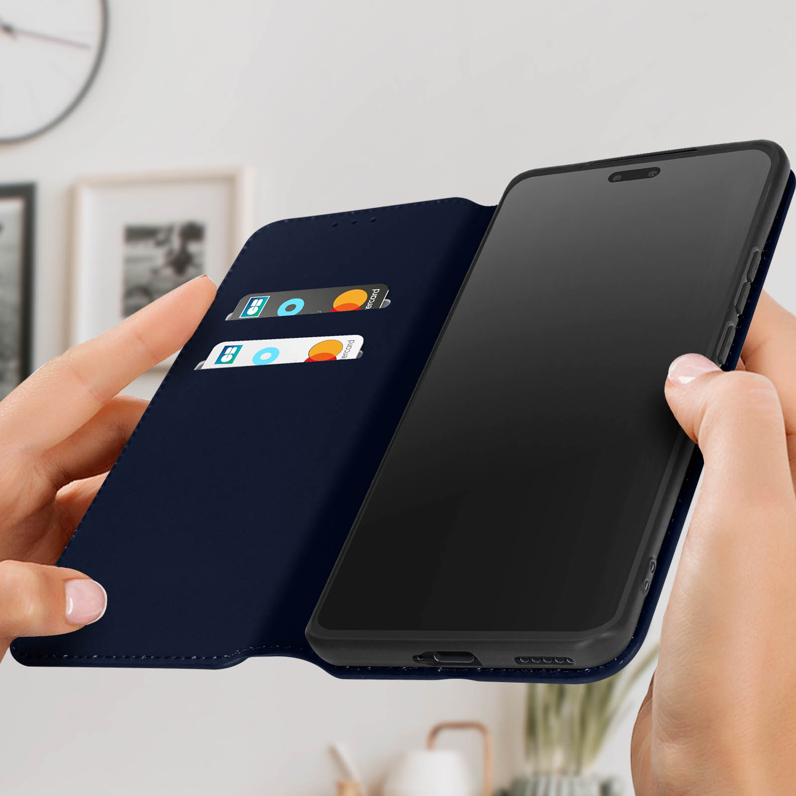 Eine Handyhülle mit einem Telefon darin. Die Hülle ist dunkelblau und hat Kartenfächer.