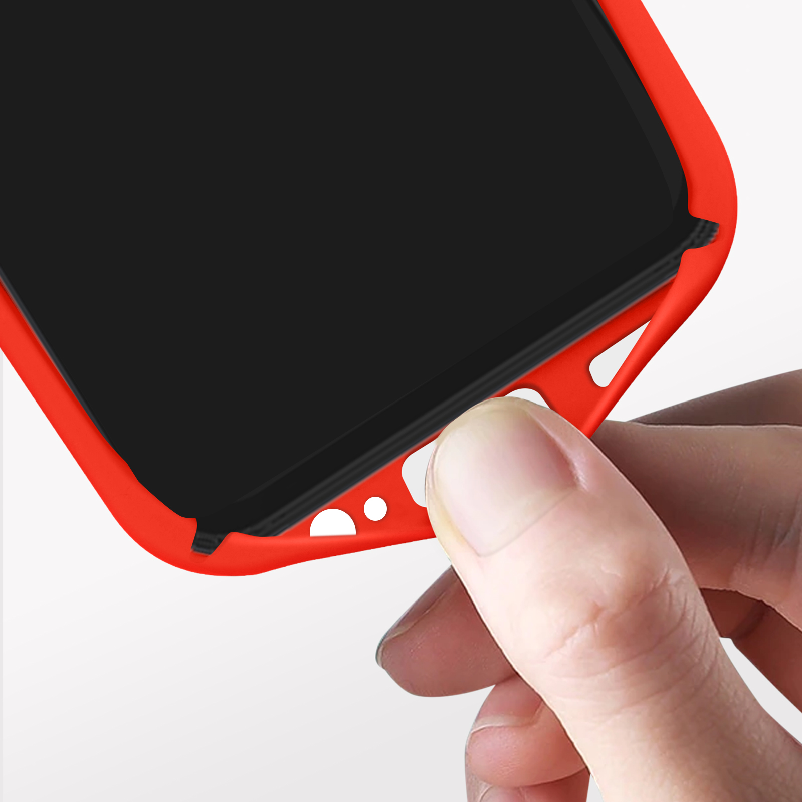 Mano che tiene una custodia rossa per telefono. La custodia ha ritagli per i pulsanti e la fotocamera del telefono.