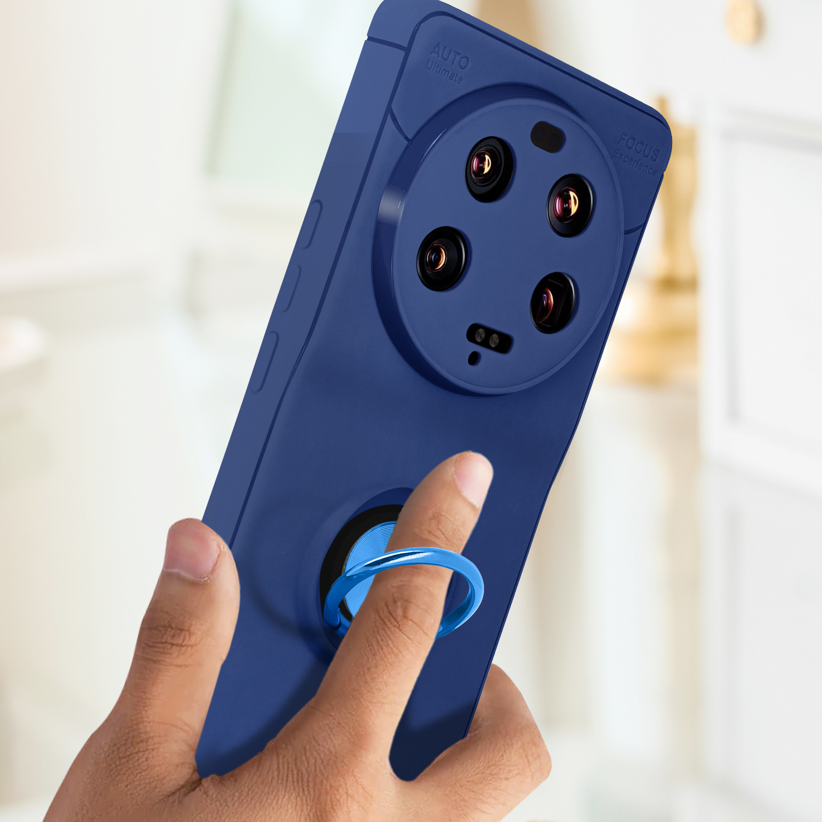 Custodia blu per telefono con anello di supporto. Il telefono ha più fotocamere.