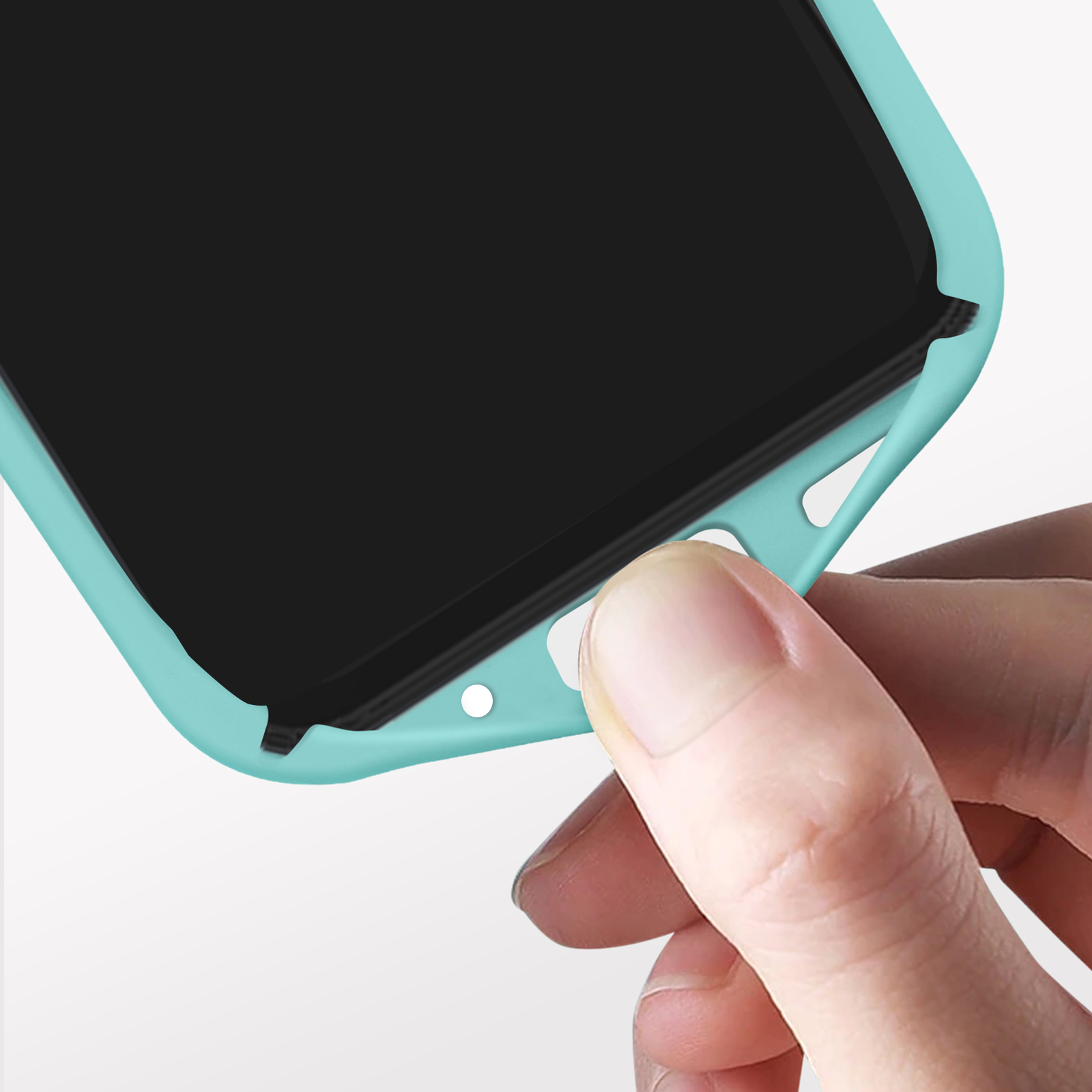 Primo piano di una mano che tiene una custodia per telefono, con design turchese e nero.