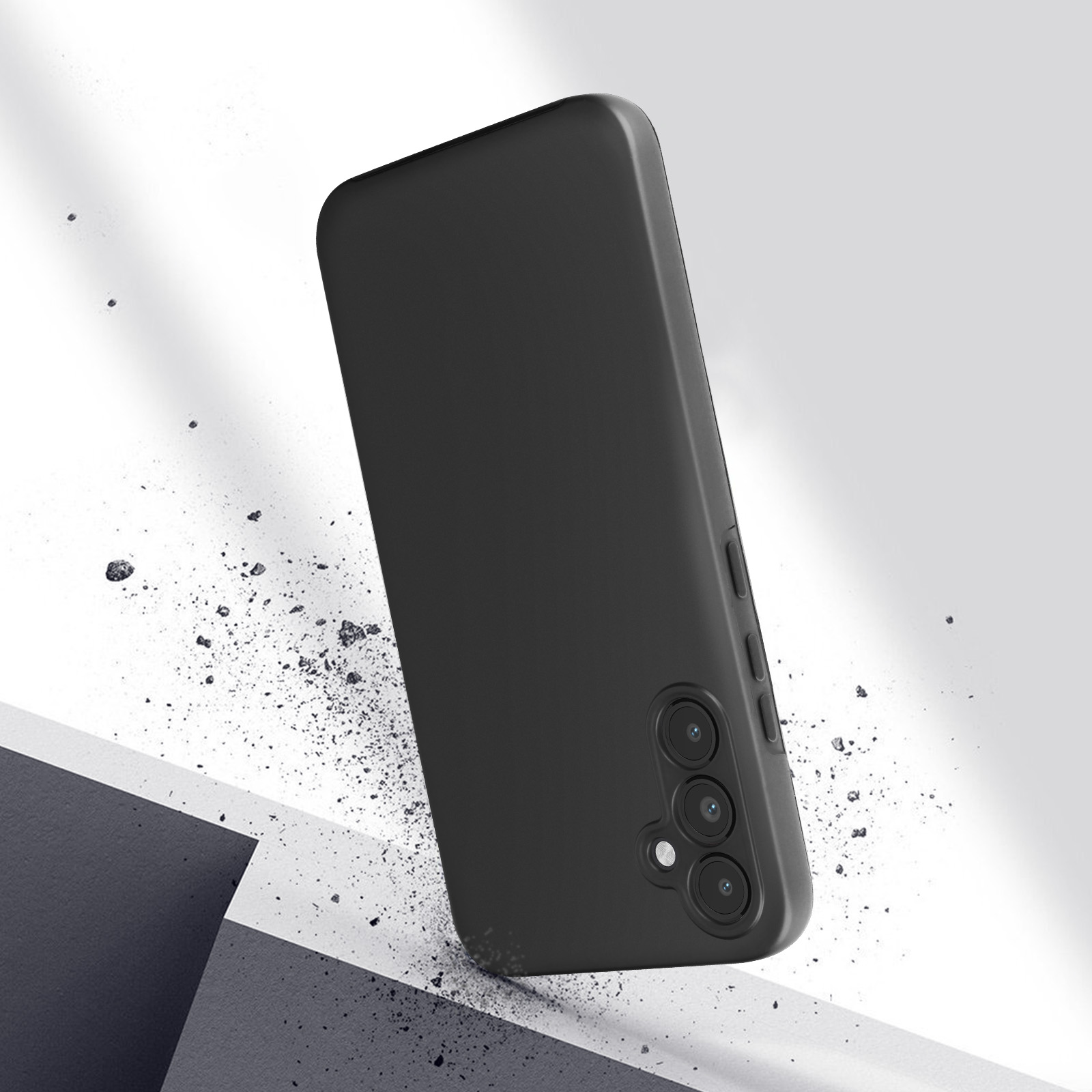Una custodia per telefono nera che cade, con particelle di sporco intorno.