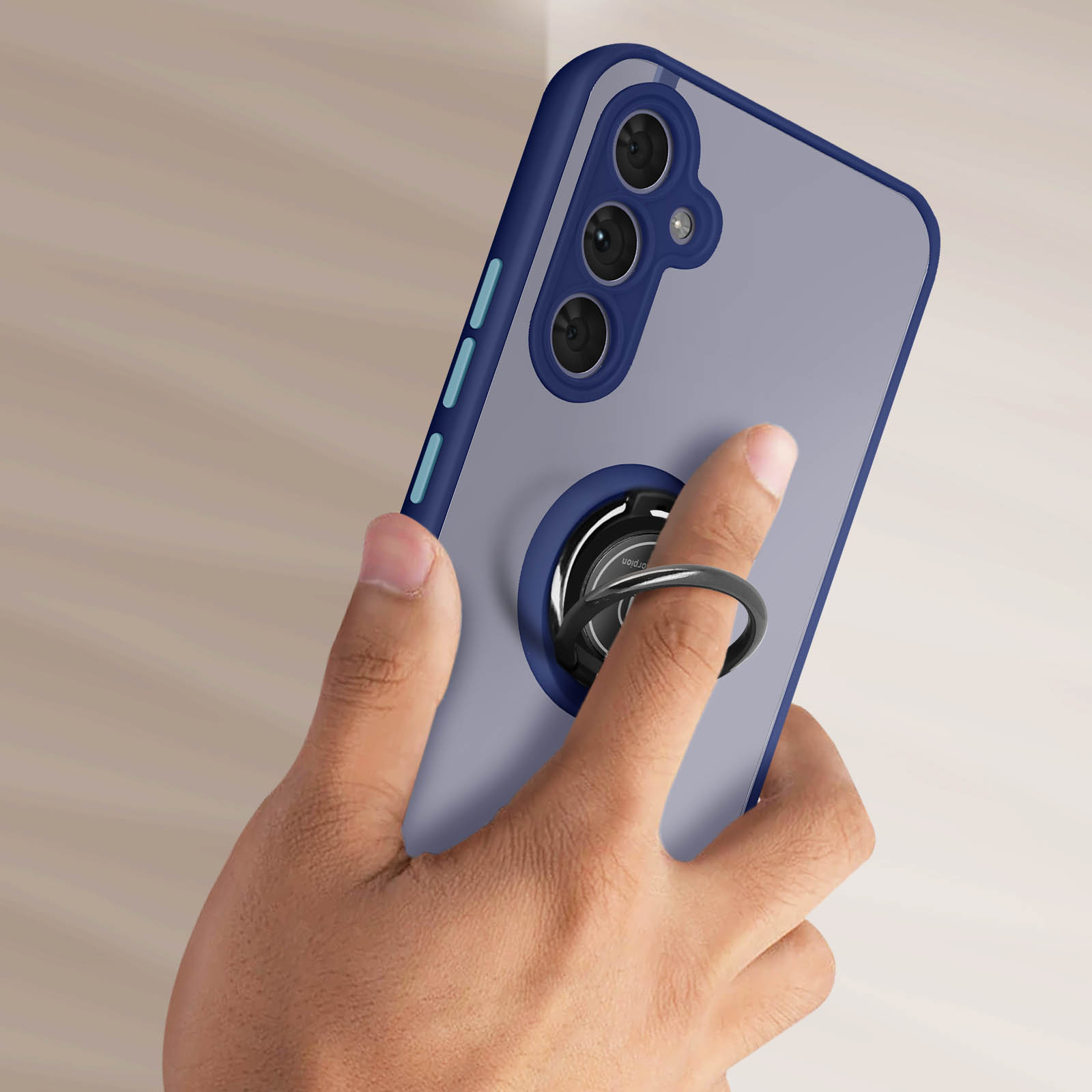 Una mano che tiene una custodia blu per telefono con un anello.