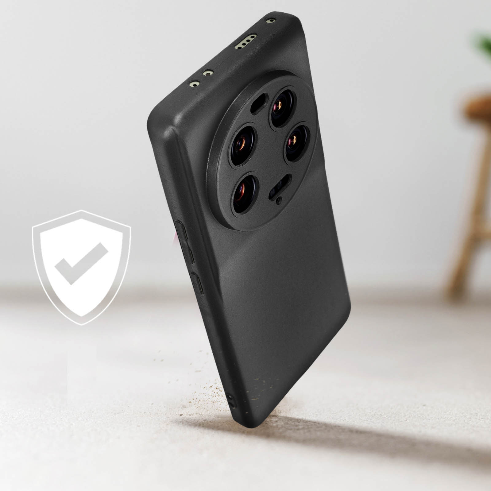 Una custodia per smartphone nera con icona scudo protettivo su superficie bianca.