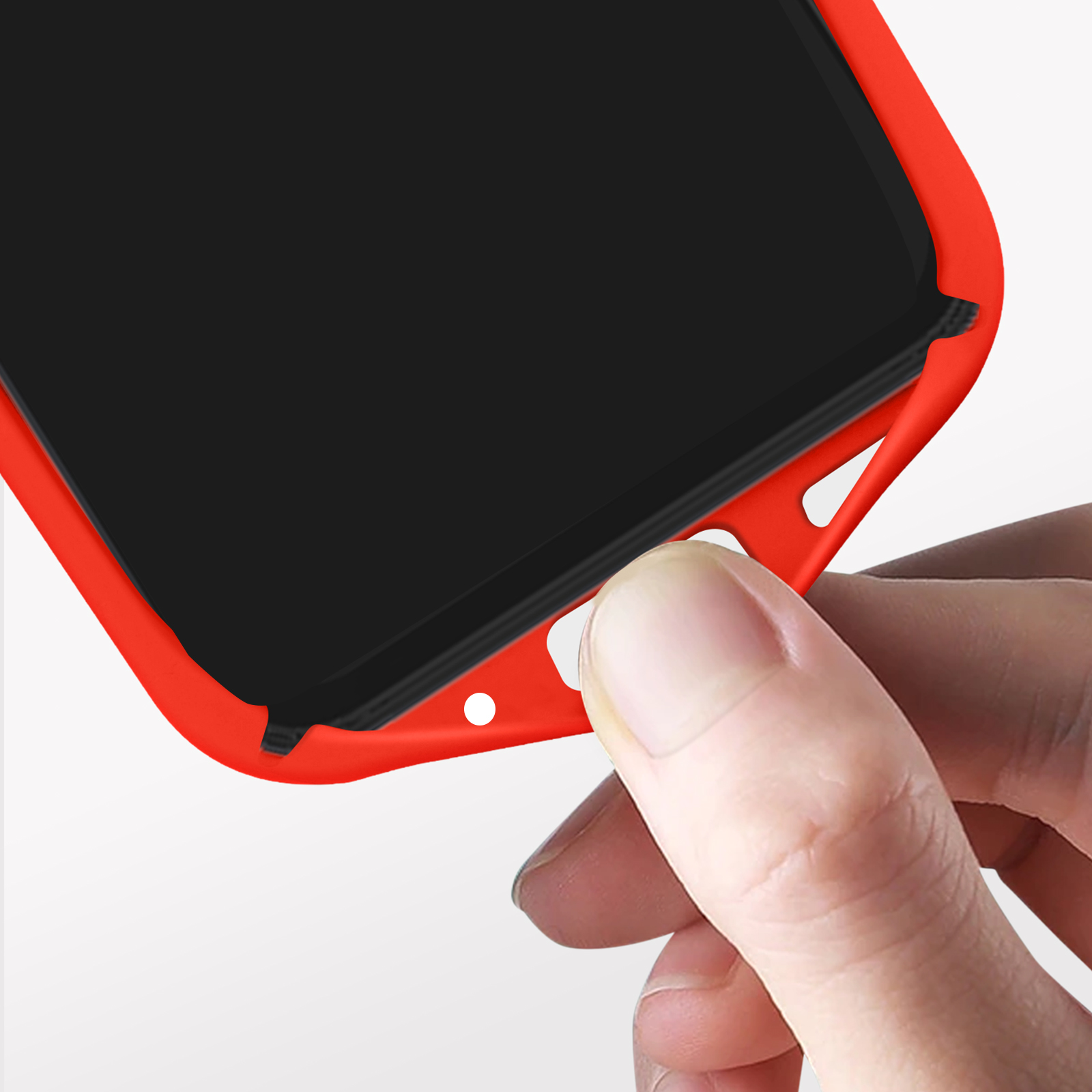 Una mano che tiene una custodia rossa per telefono, rivelando lo schermo nero del telefono.