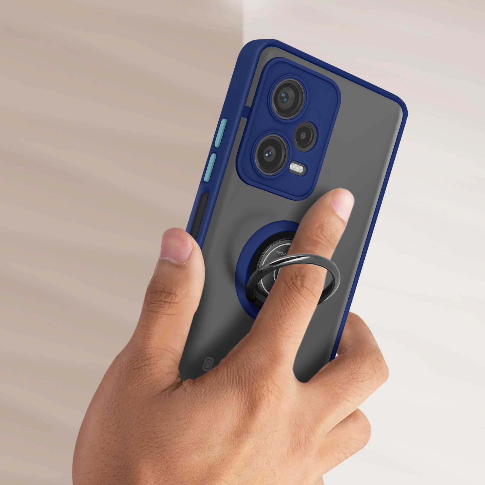 Mano che tiene un telefono con custodia con anello, che rivela una combinazione blu/grigio su bianco.