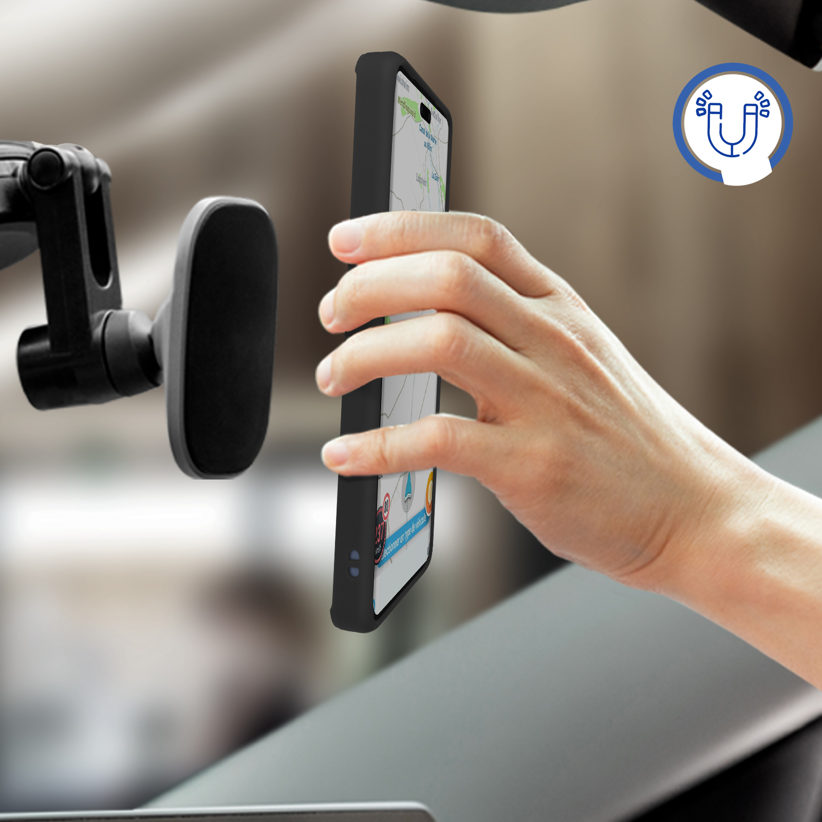 Mano che tiene un telefono vicino a un supporto per auto, con icona magnetica.