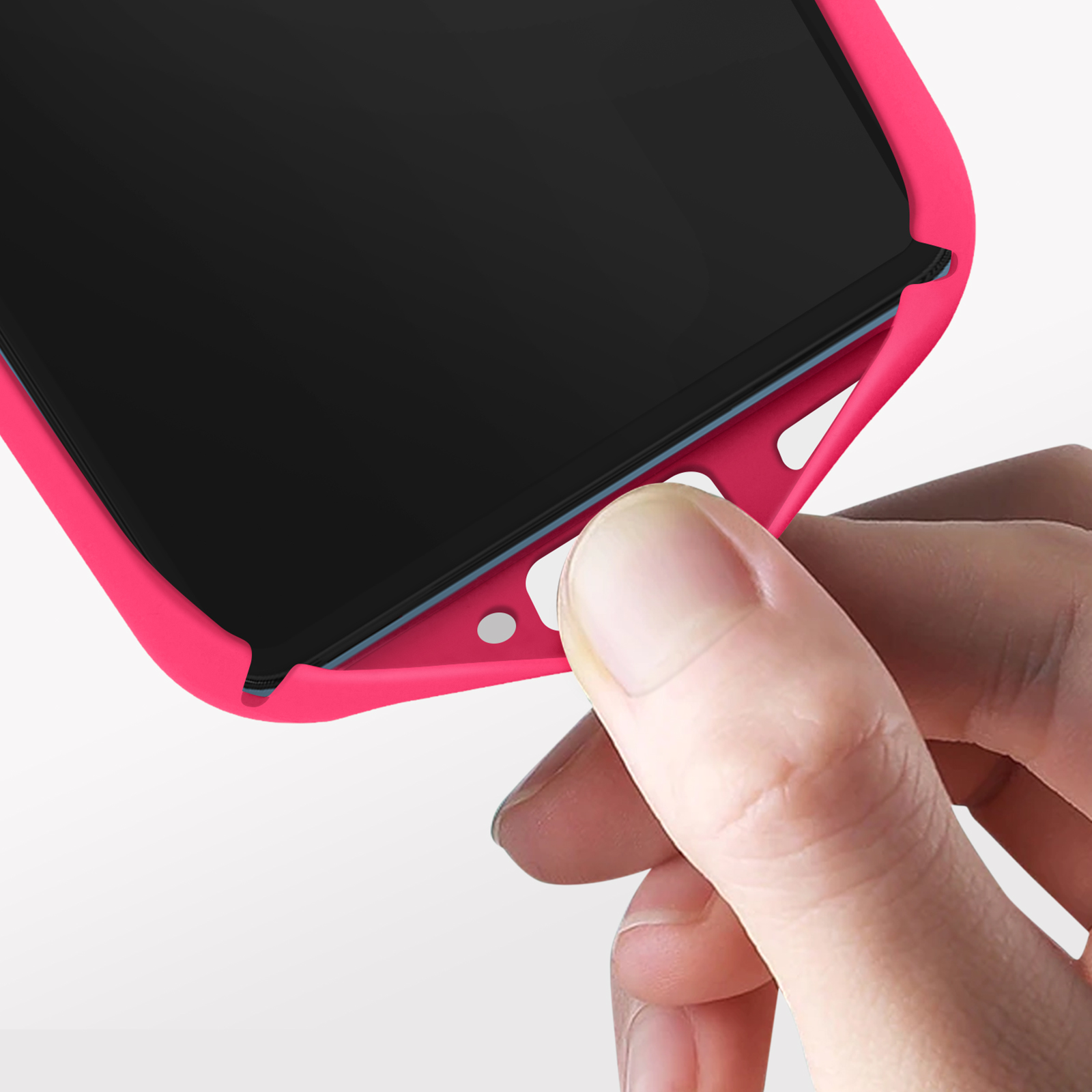 Una mano sta applicando una protezione per lo schermo su un telefono. Custodia rosa.