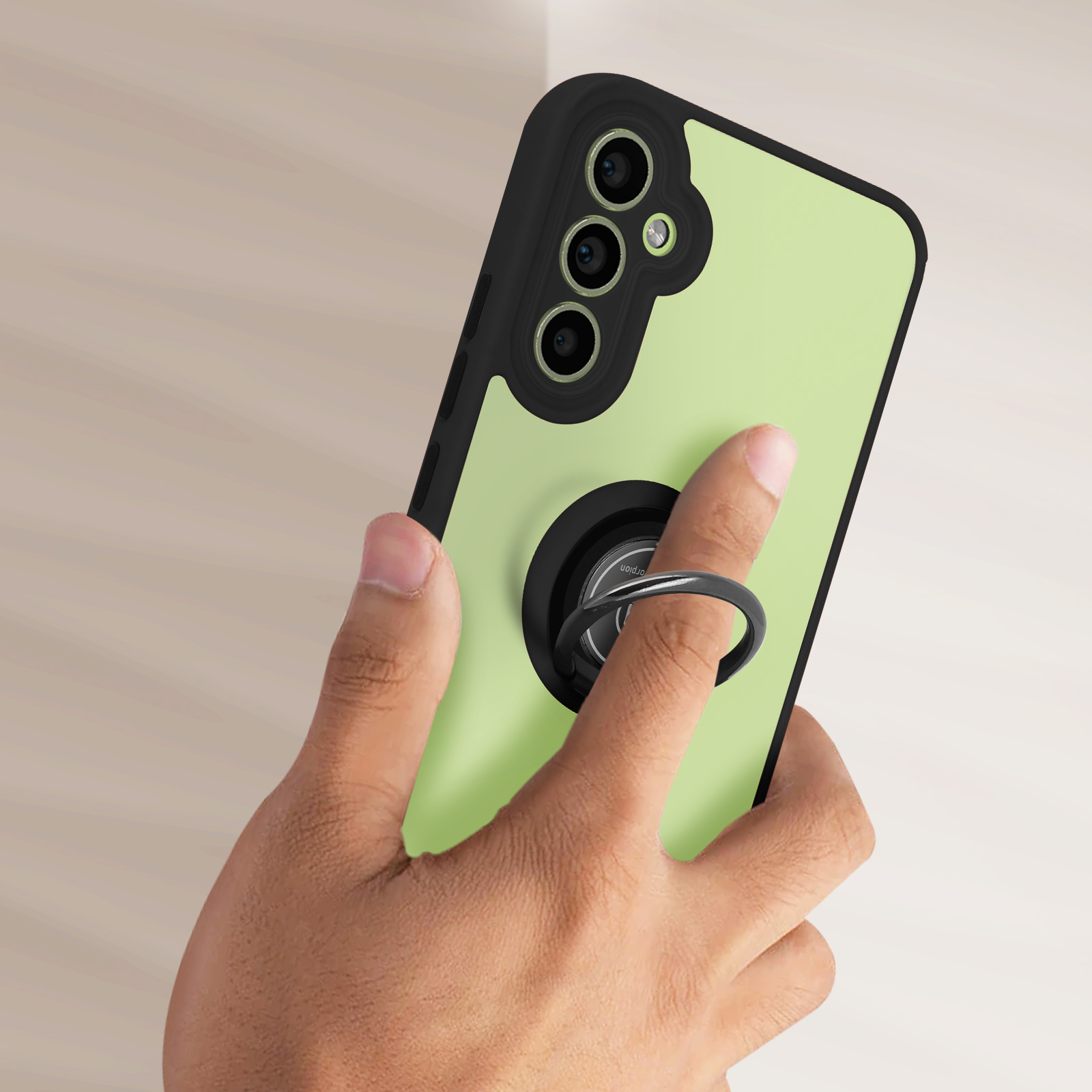 Custodia verde per telefono con supporto ad anello nero. Mano che tiene il telefono.