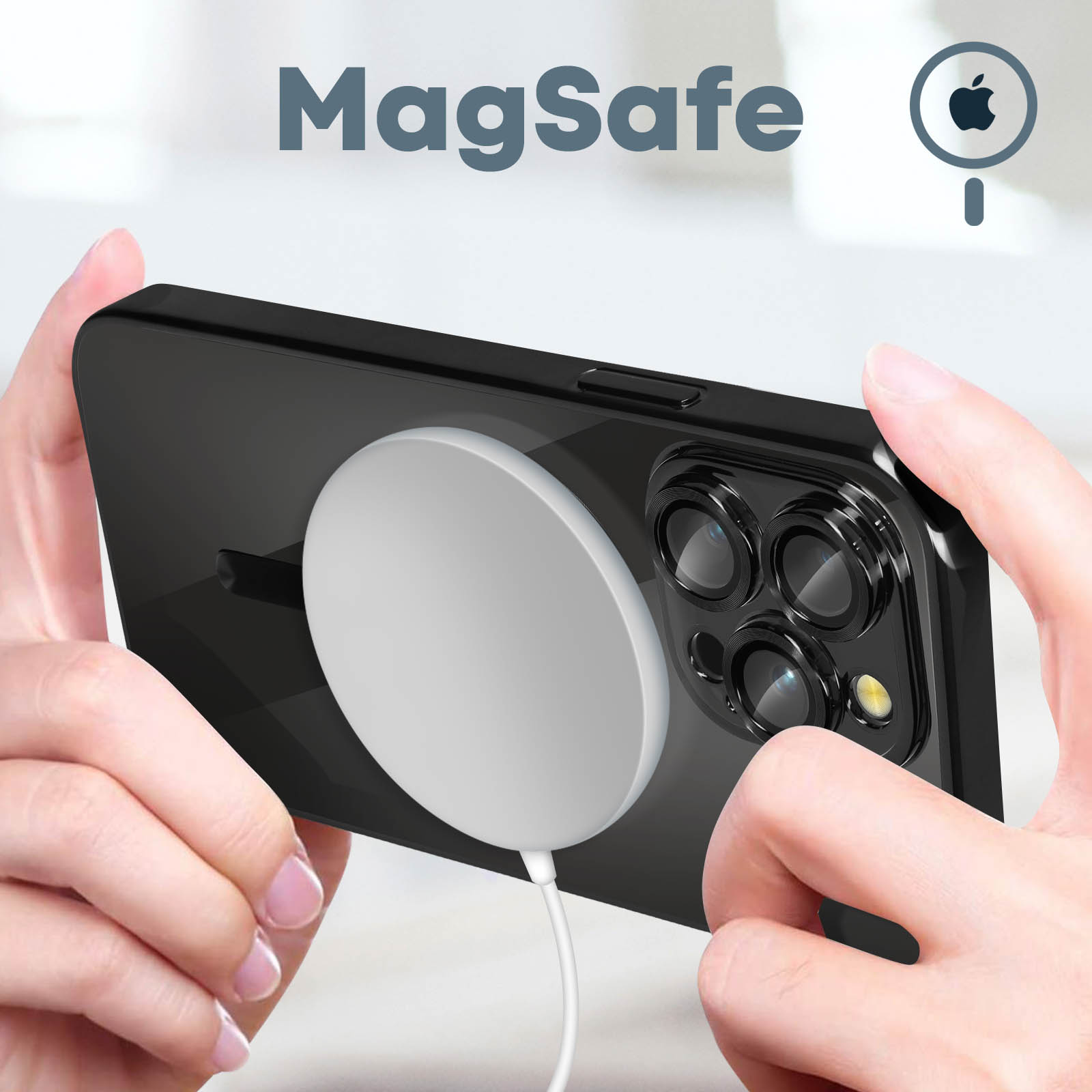 Mani che tengono un telefono nero con caricatore magnetico bianco attaccato al retro.