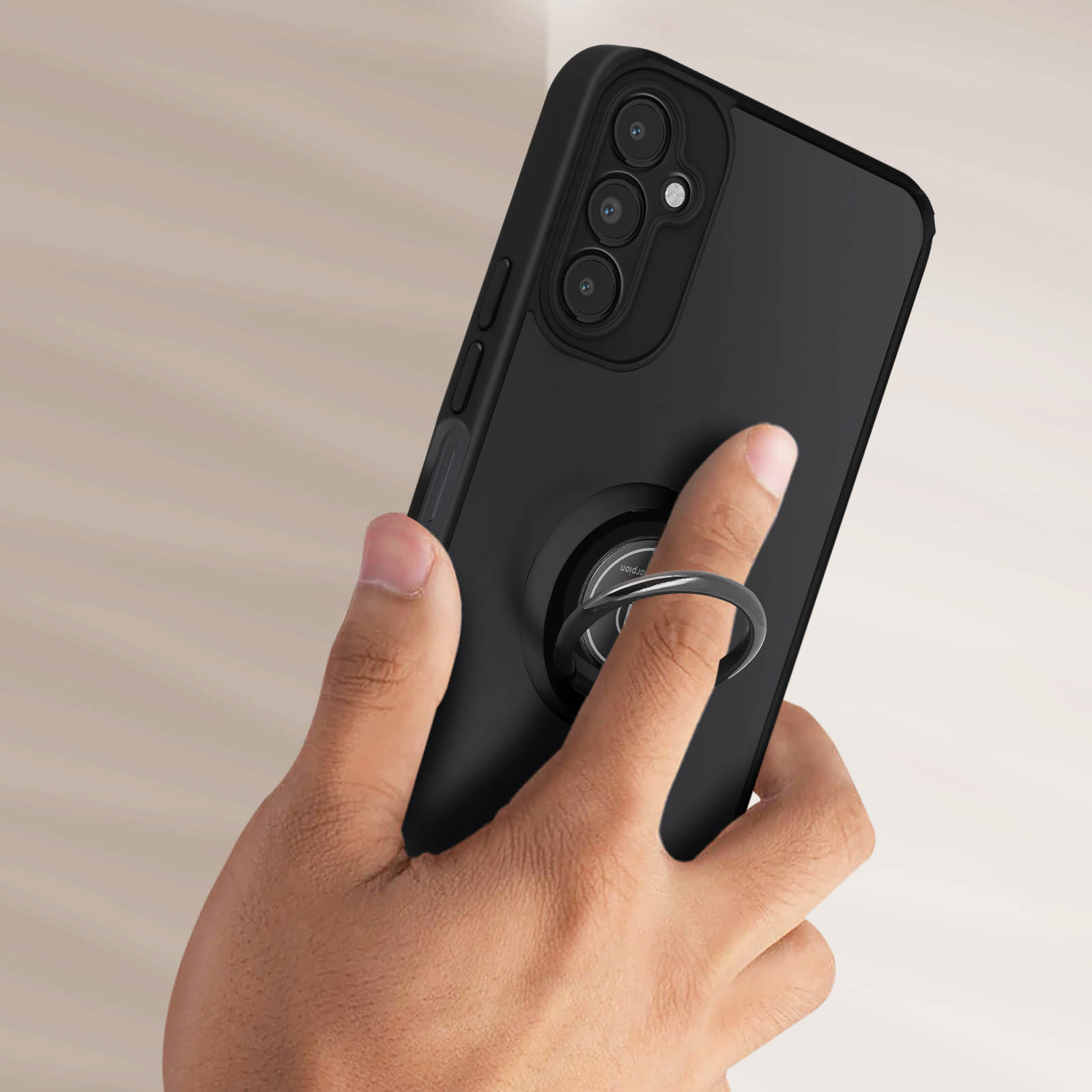 Zwarte telefoonhoes met ringhouder, vastgehouden door een hand.