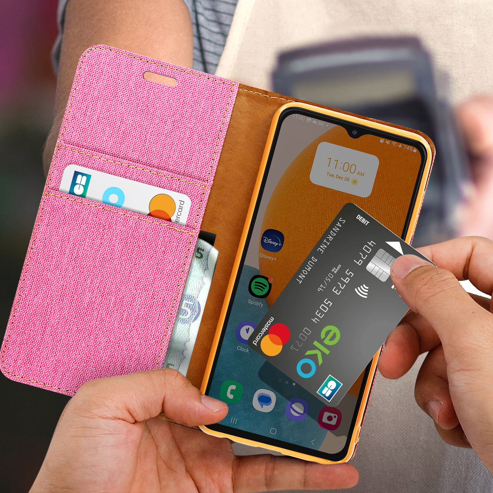 Eine Handyhülle zeigt ein Handy mit Kreditkarten und geöffneten Apps.