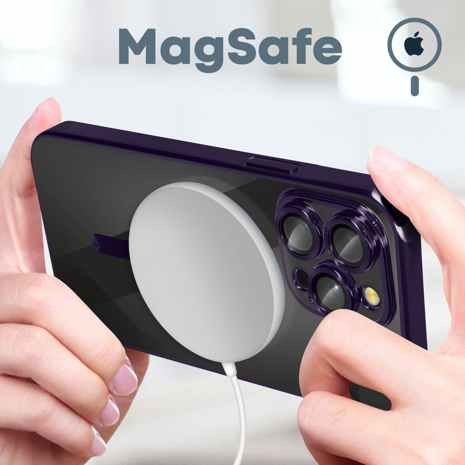 Telefono con funzione MagSafe. Custodia viola e un caricabatterie MagSafe bianco collegato.