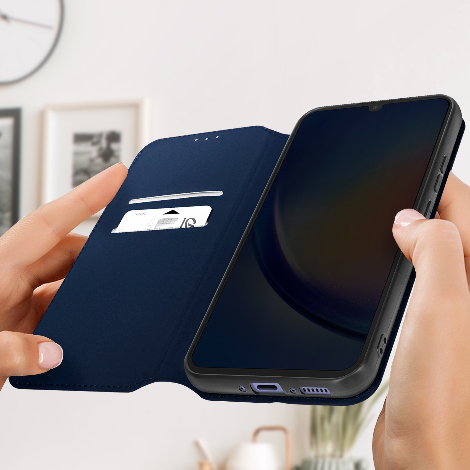 Donna che tiene un telefono in una custodia a portafoglio blu, con una carta visibile.