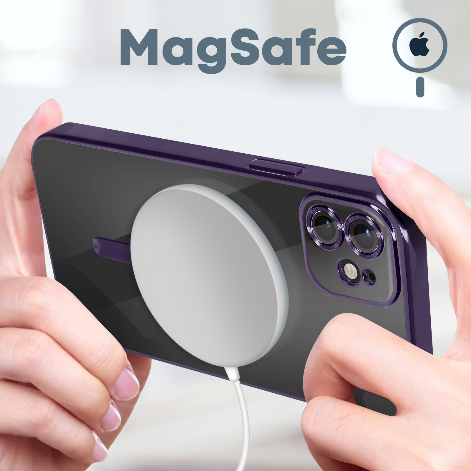 Una custodia viola per telefono con un caricatore MagSafe bianco collegato. Le mani tengono il telefono. Logo Apple.