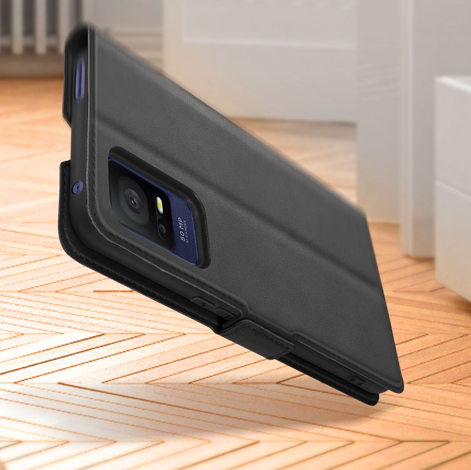 Una custodia per telefono nera aperta, che rivela un modulo fotocamera. La custodia è su una superficie di legno.