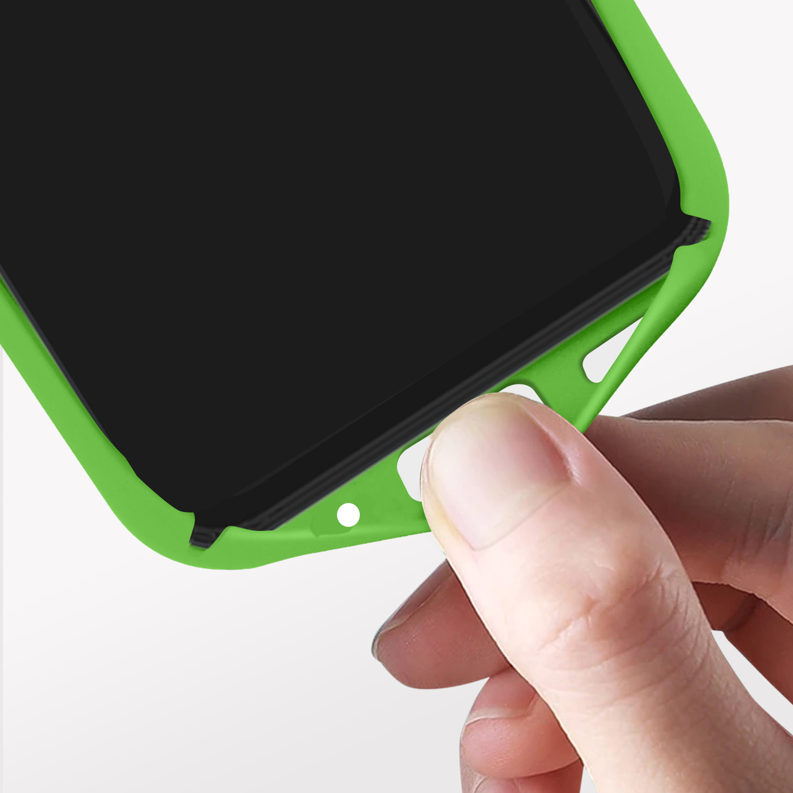 Custodia verde per telefono, primo piano. Una mano la tiene. Mostra l'area dello schermo del telefono.