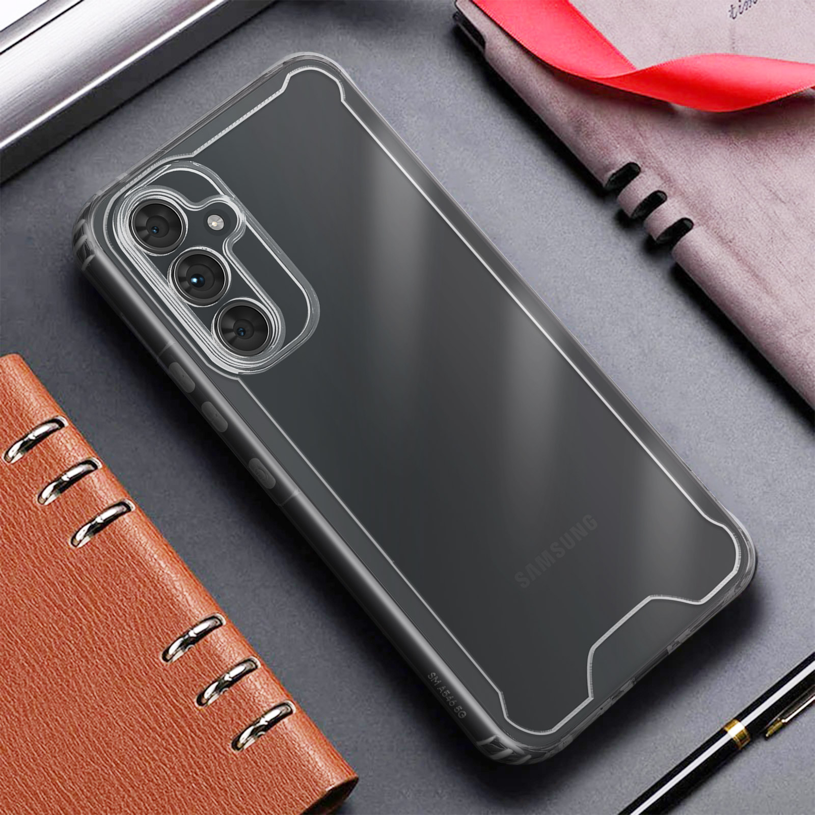 Une coque de téléphone sur un bureau avec un stylo et un bloc-notes.