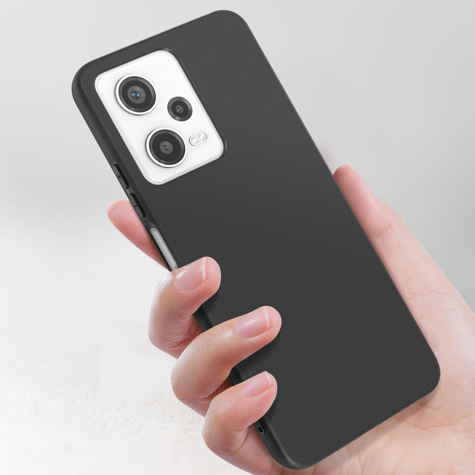 Una custodia nera per telefono tenuta in mano, che mostra il modulo della fotocamera e il retro del telefono.