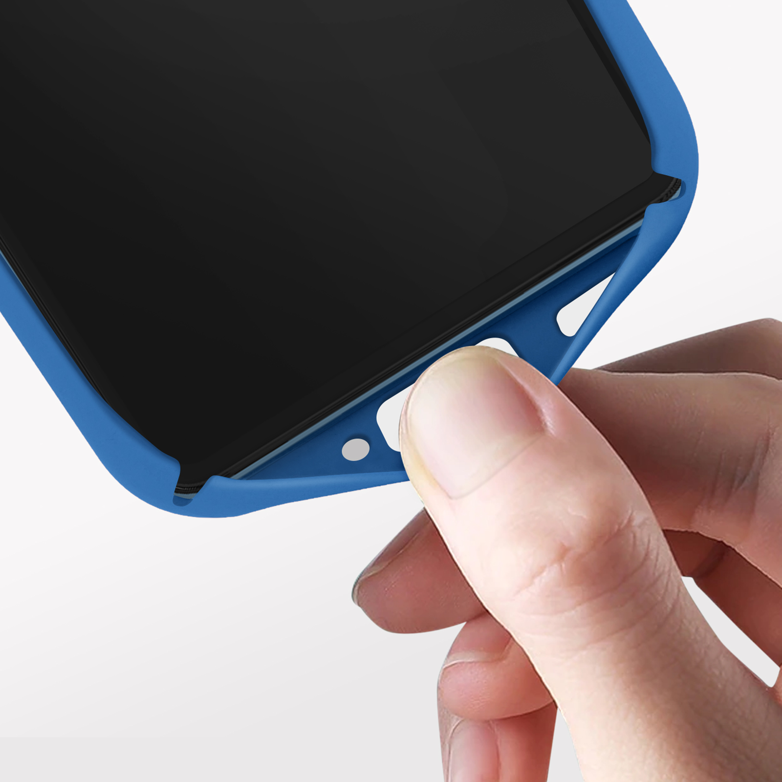 Primo piano di un dito che rimuove una protezione per lo schermo da una custodia blu per telefono.