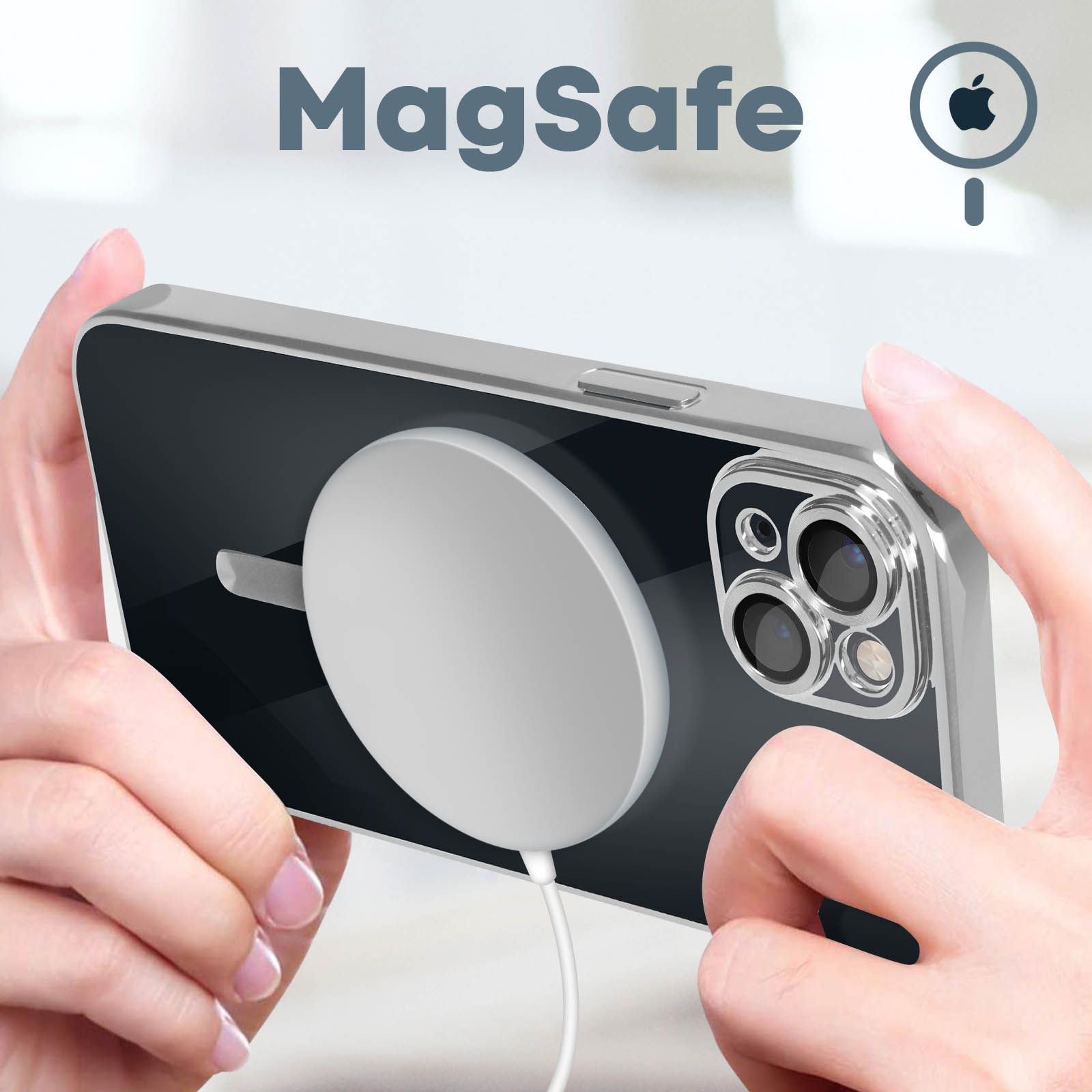 Le mani tengono un telefono con un caricatore MagSafe circolare bianco attaccato.
