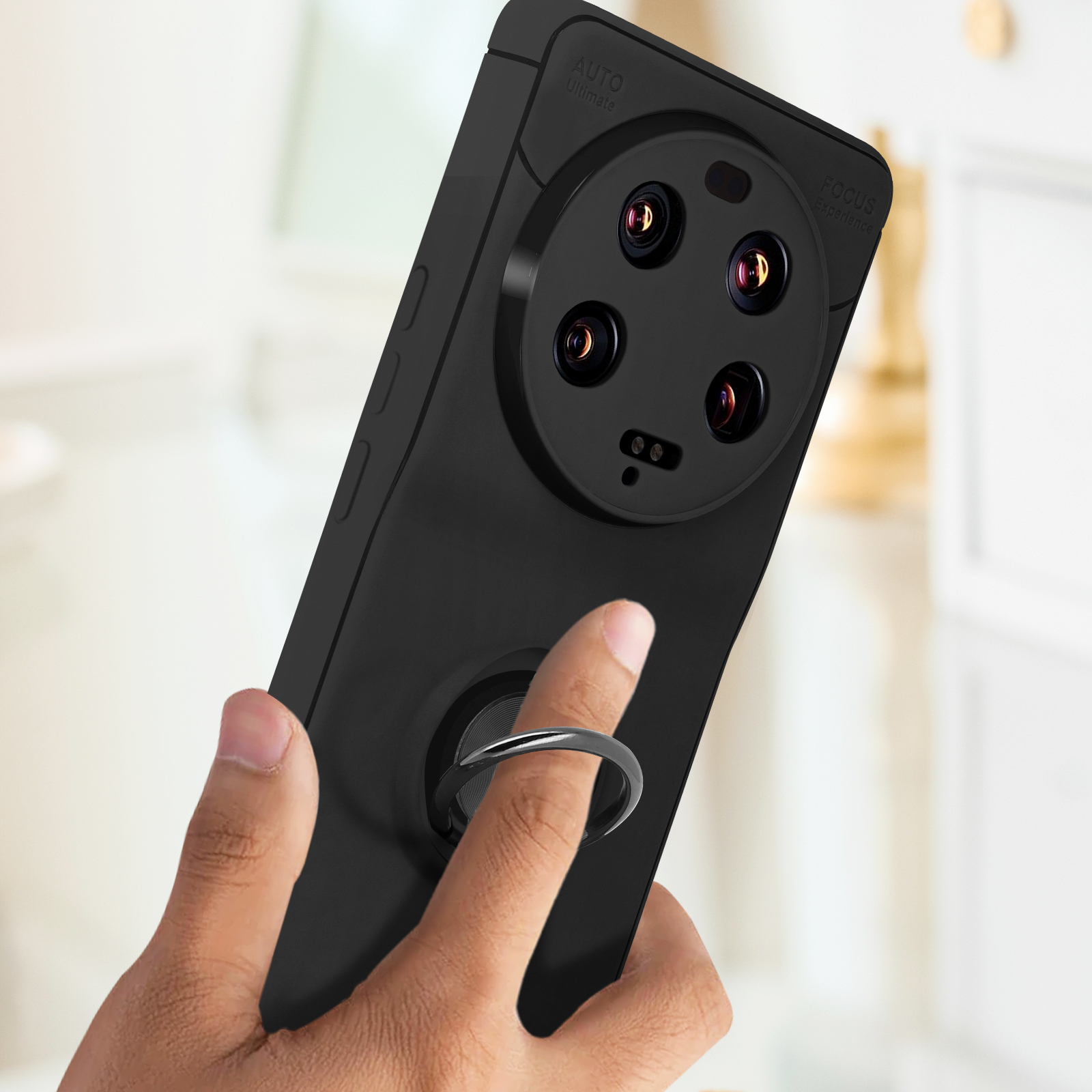 Custodia per telefono nera con più obiettivi della fotocamera e un porta anello.