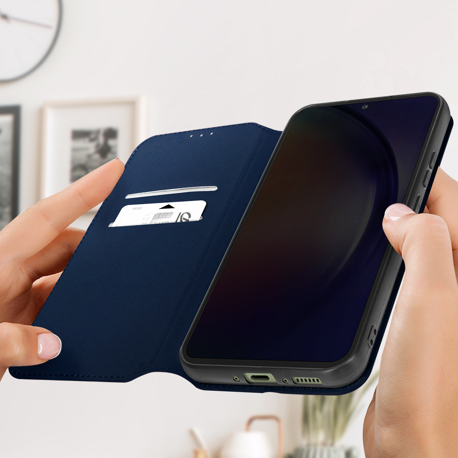 Mani che tengono una custodia blu per telefono con fessura per carte aperta.