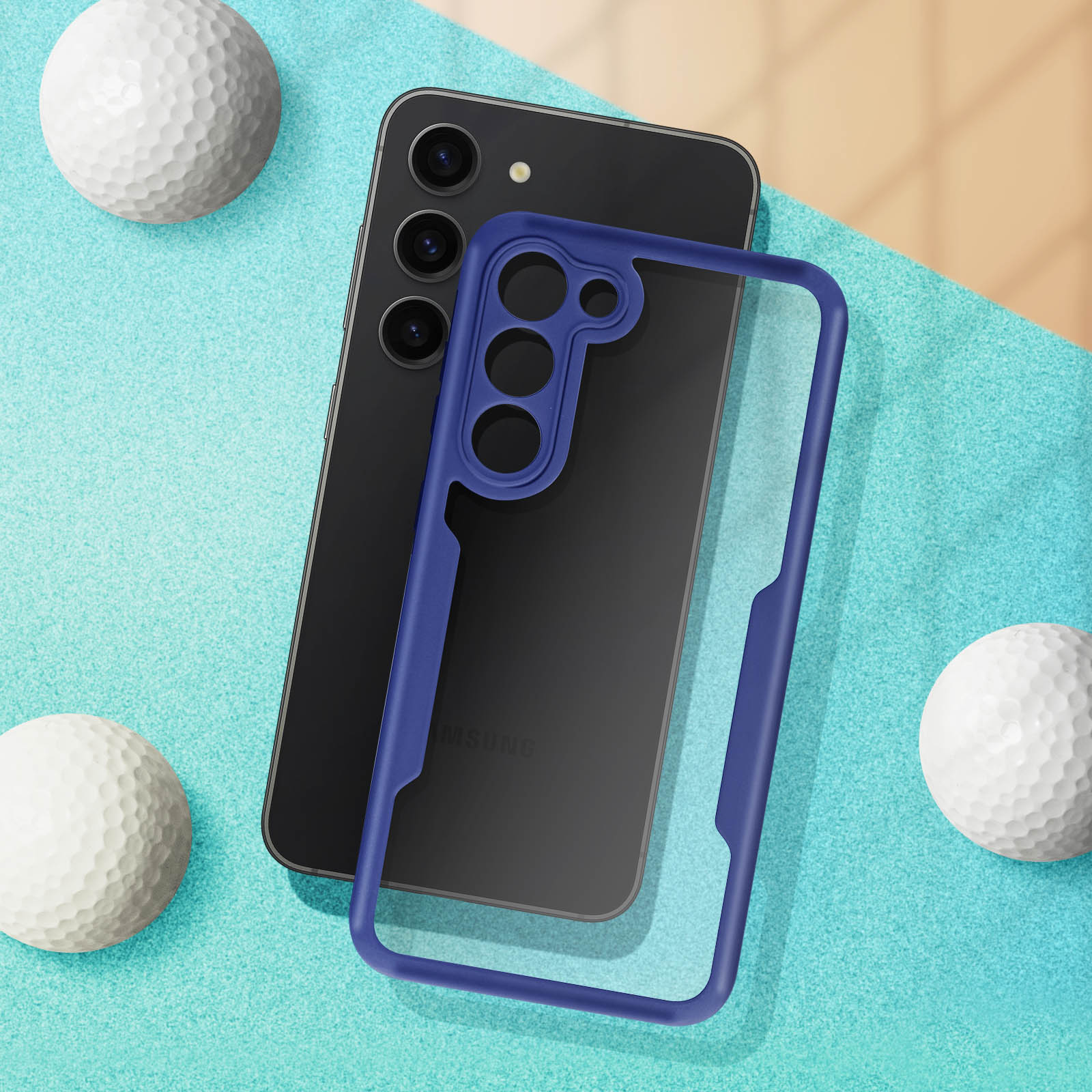 Une coque et un téléphone sont sur une surface bleu clair avec deux balles de golf.