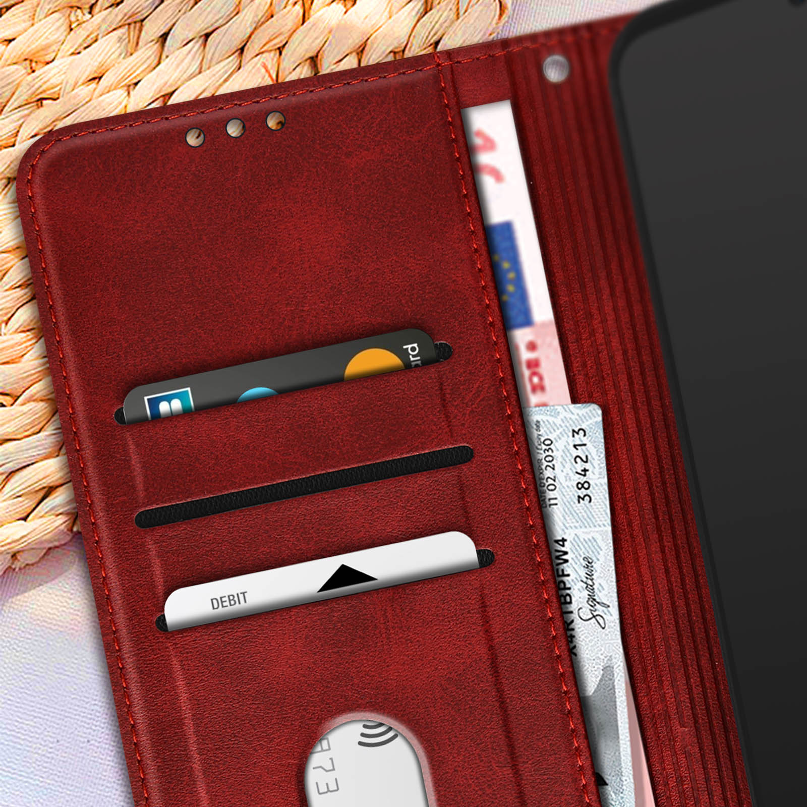 Portafoglio per telefono in pelle rossa con scomparti per carte e smartphone all'interno con custodia rossa.