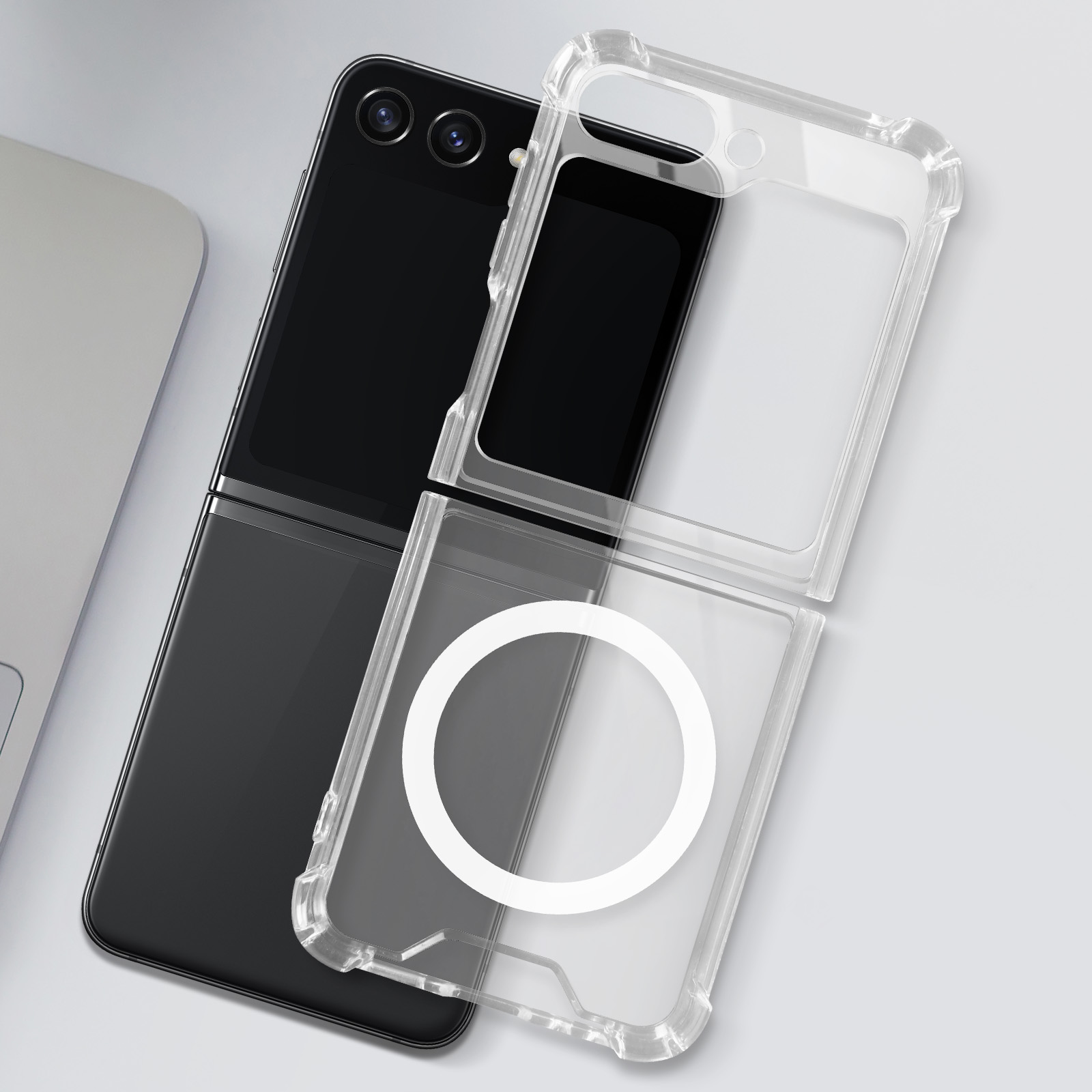 Un téléphone noir et une coque transparente. Le téléphone est ouvert, la coque affiche MagSafe.