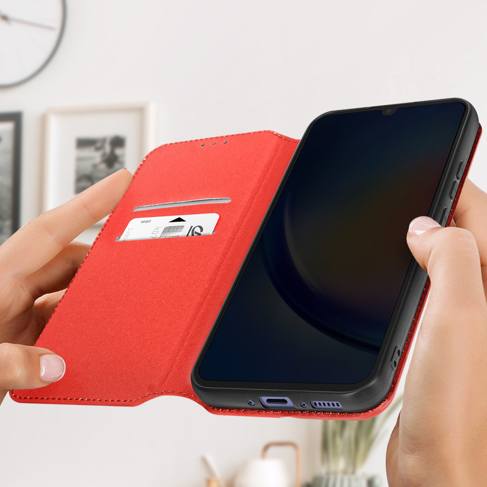 Mani che tengono una custodia rossa con un telefono dentro, mostra lo schermo.
