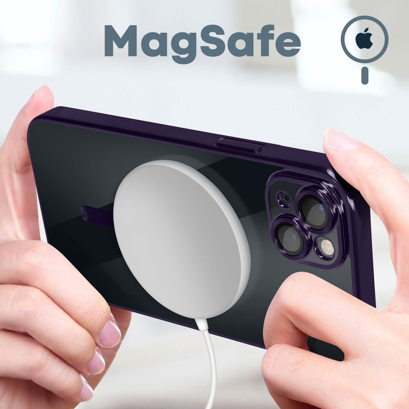 Un telefono con caricatore MagSafe collegato, tenuto in mano, con custodia viola e caricatore bianco.