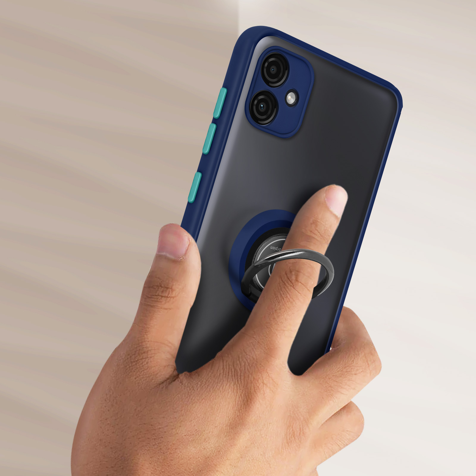 Una mano che tiene un telefono con cornice blu, un anello e un pulsante blu e verde.