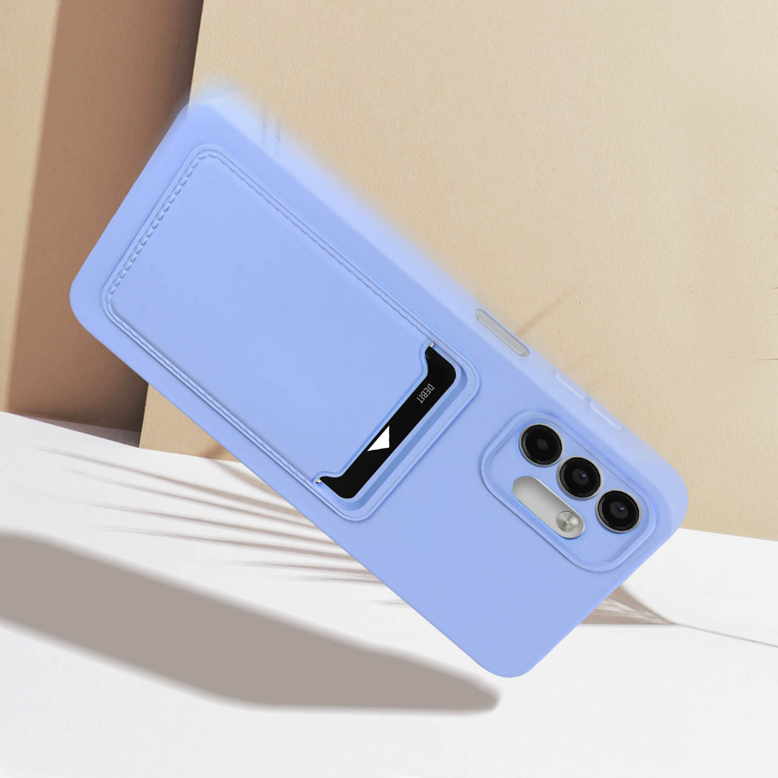 Una custodia per telefono azzurra con slot per schede, angolata e appoggiata.