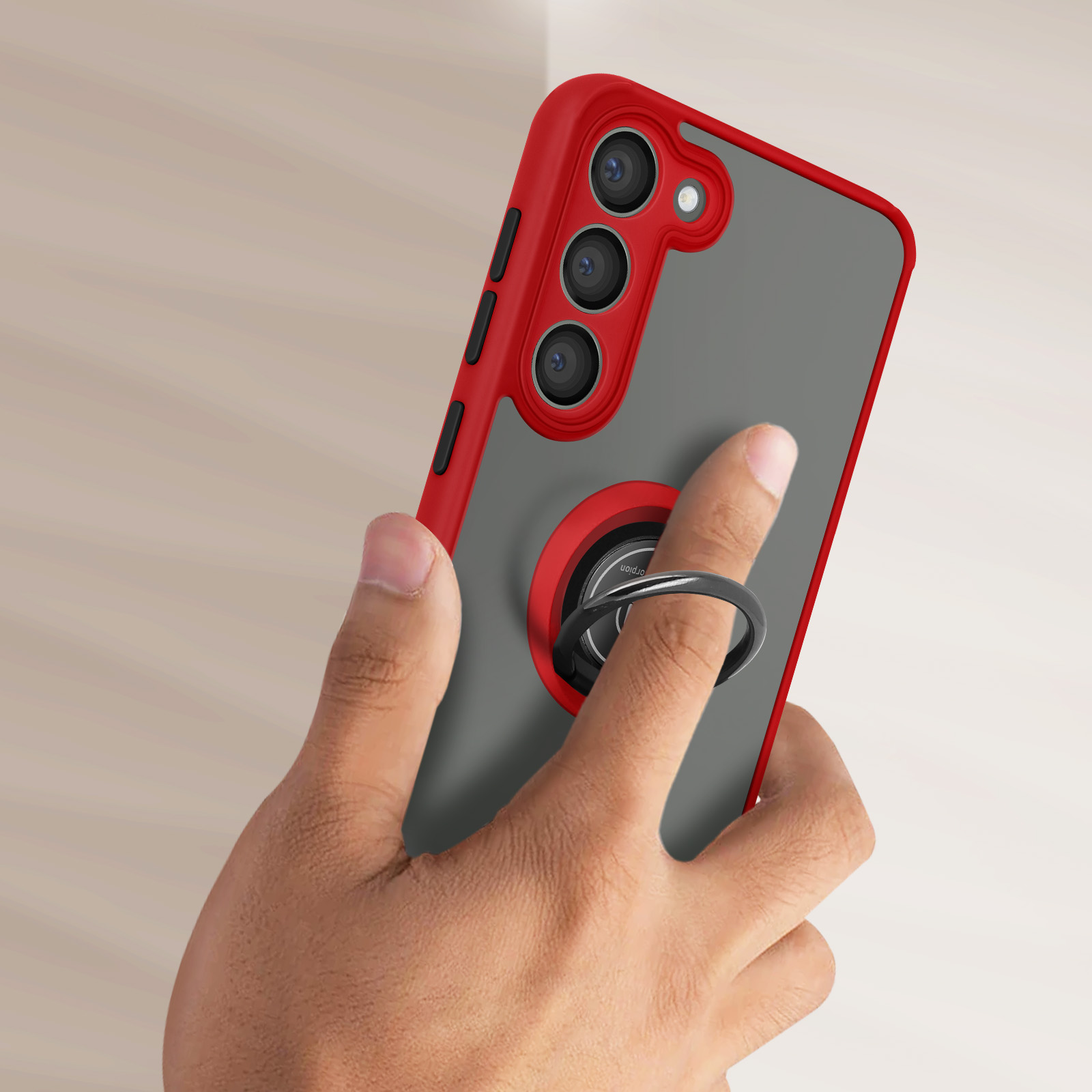 Una mano che tiene una custodia per telefono con cornice rossa, retro grigio e supporto ad anello.