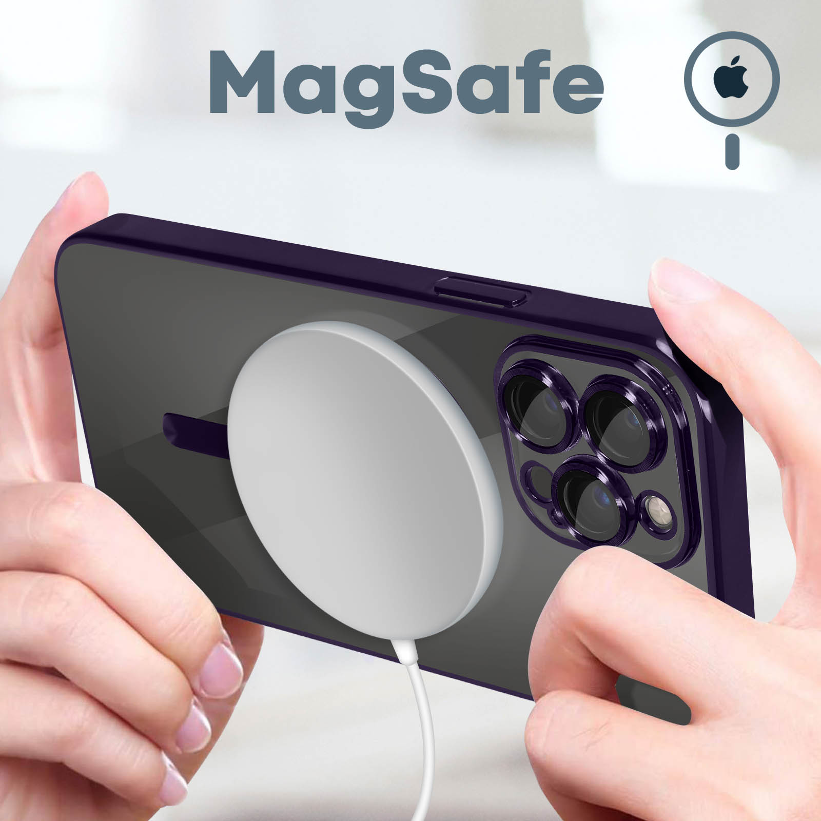 Téléphone avec chargeur MagSafe, tenu par les mains.