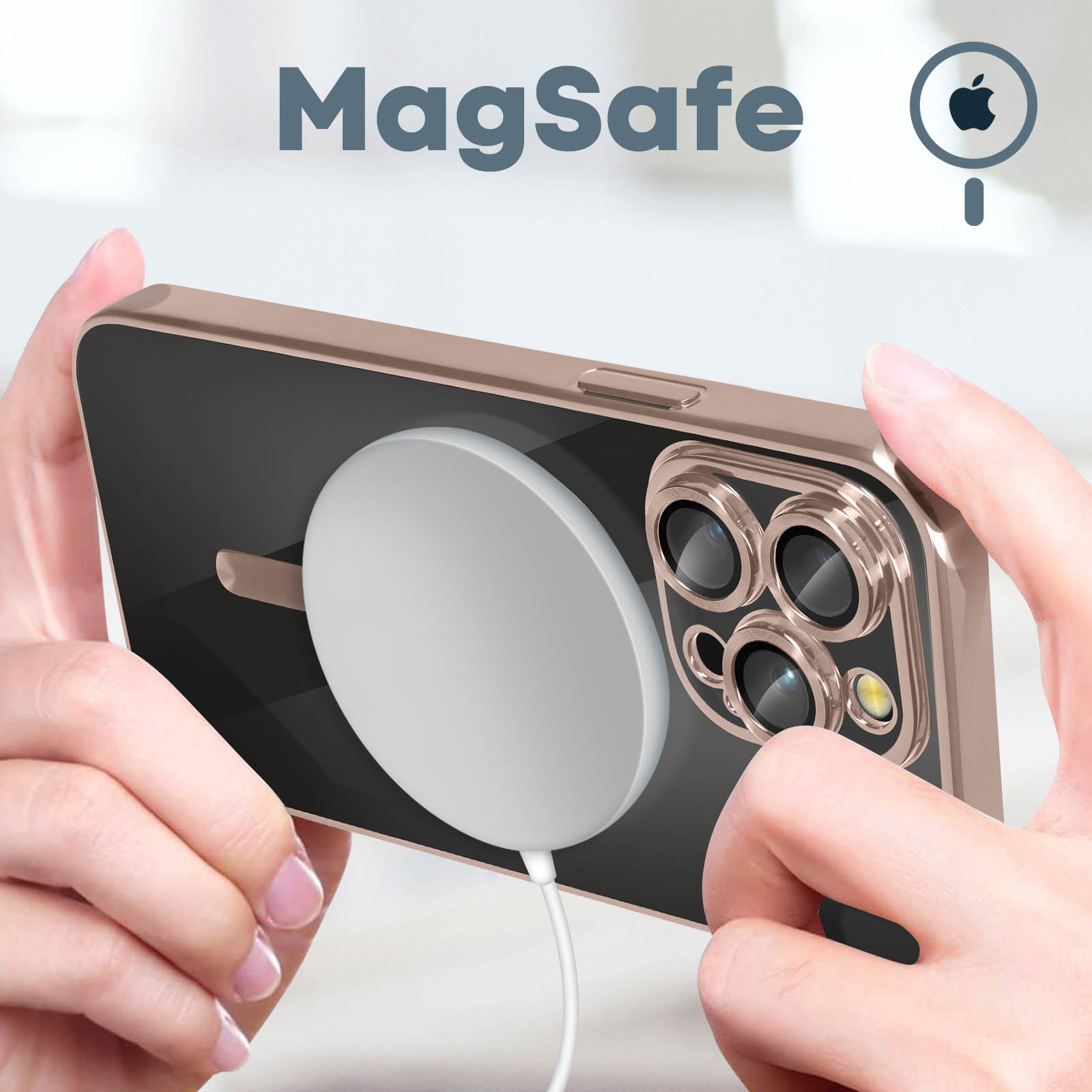 Telefono con caricatore MagSafe, tenuto in mano. Custodia dorata visibile.