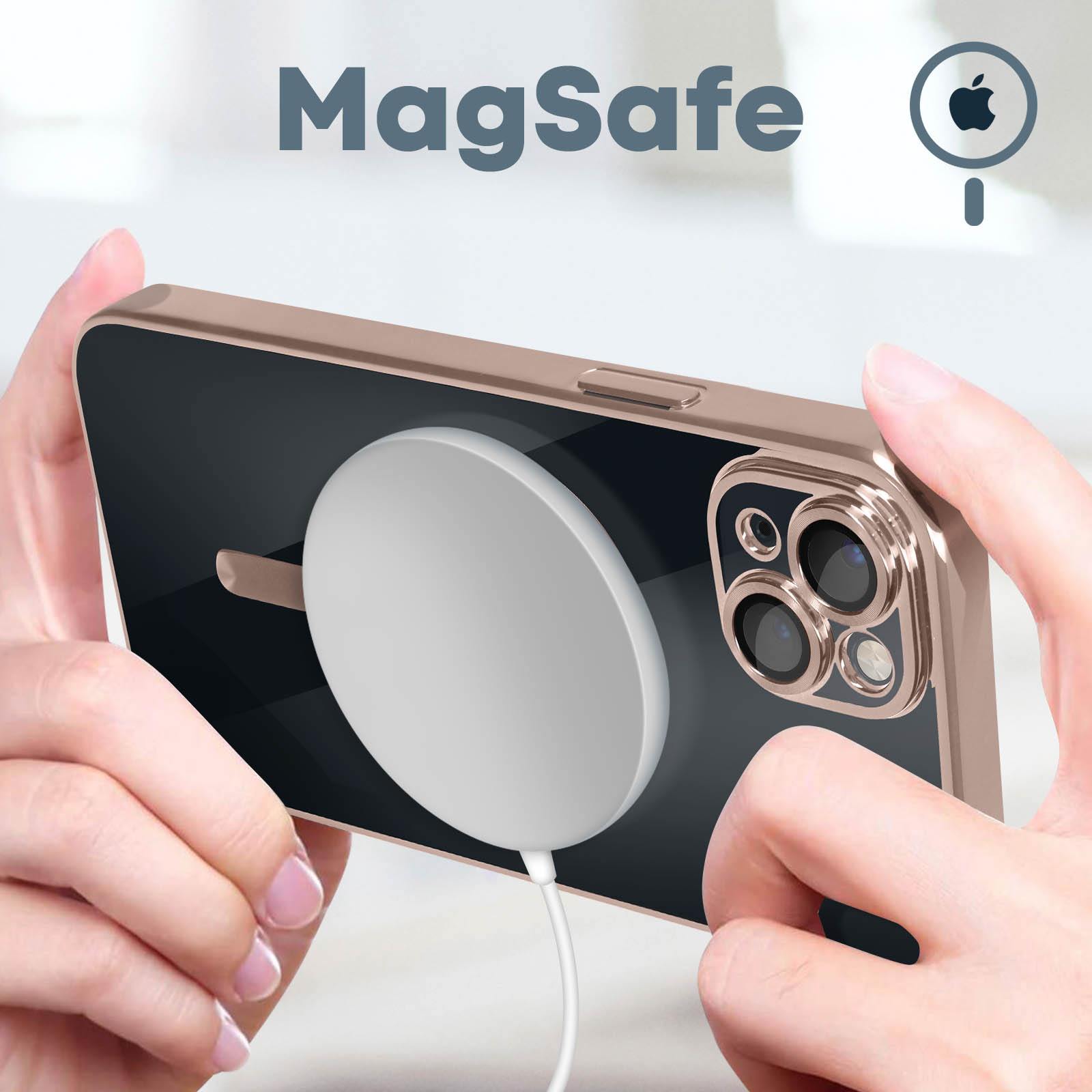 Un telefono tenuto in mano, che mostra un caricabatterie MagSafe collegato. La custodia è color oro con retro nero.