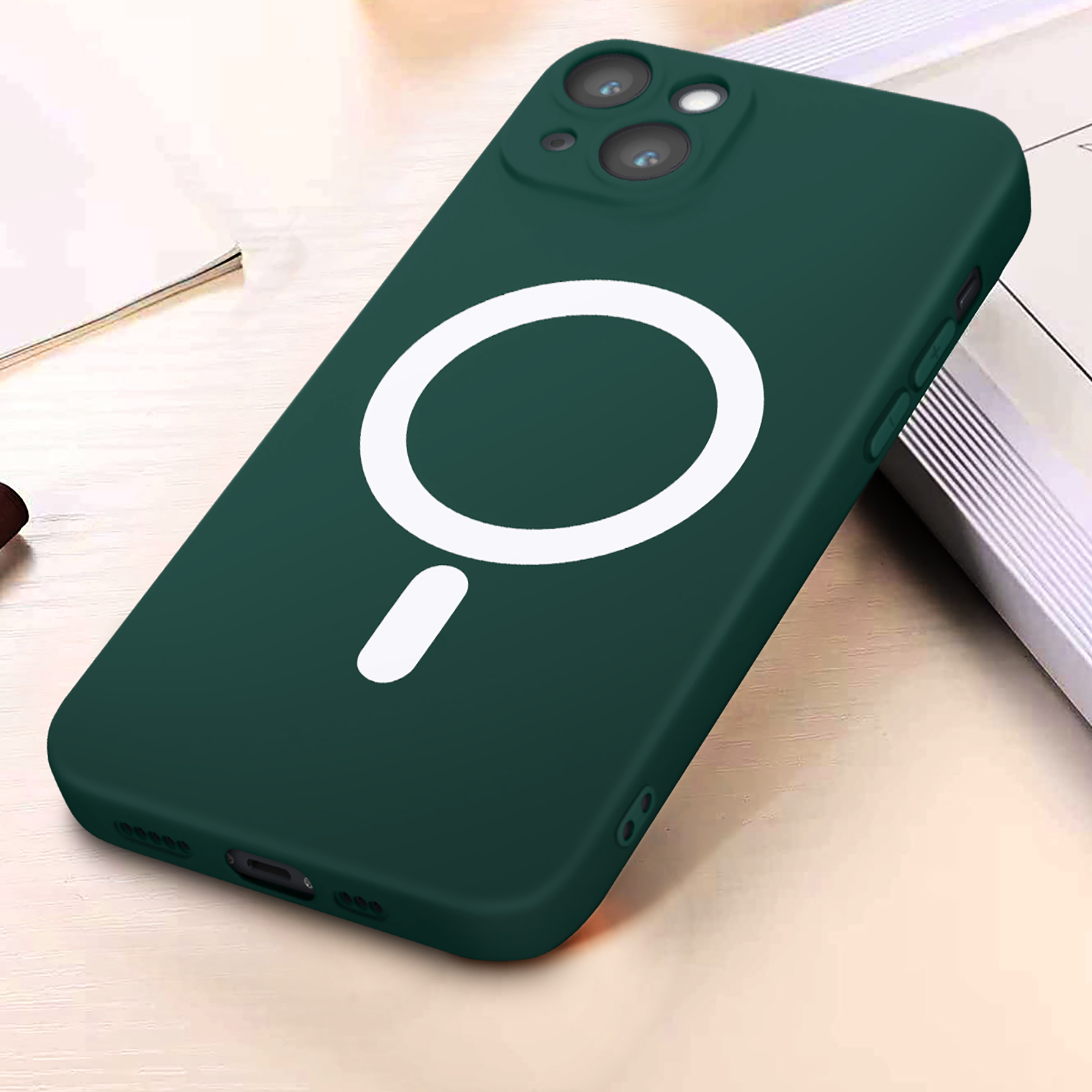 Custodia per telefono verde scuro con logo circolare bianco e lenti della fotocamera visibili.