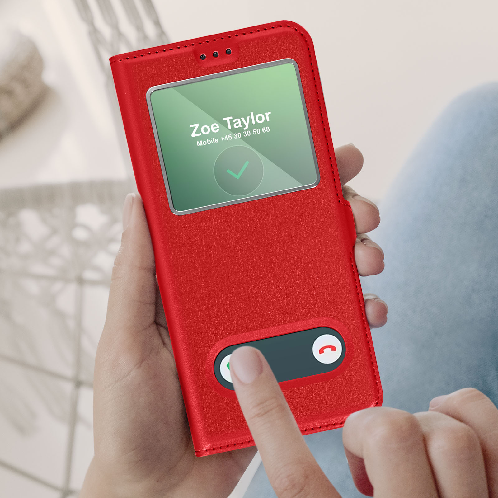 Custodia rossa per telefono con finestra. Lo schermo mostra un contatto con un segno di spunta verde.