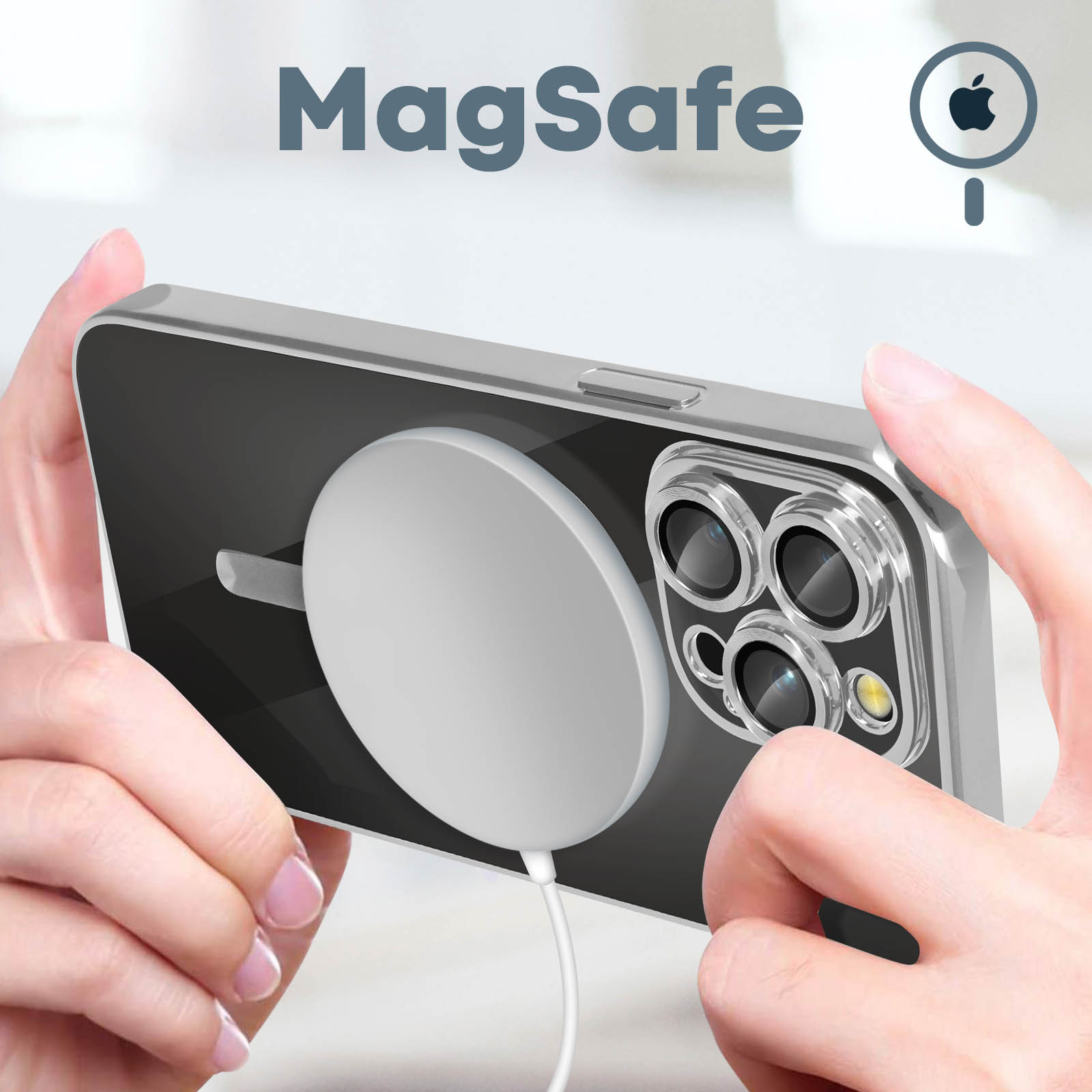 Persoon houdt telefoon met doorzichtige hoes vast. MagSafe oplader is bevestigd.