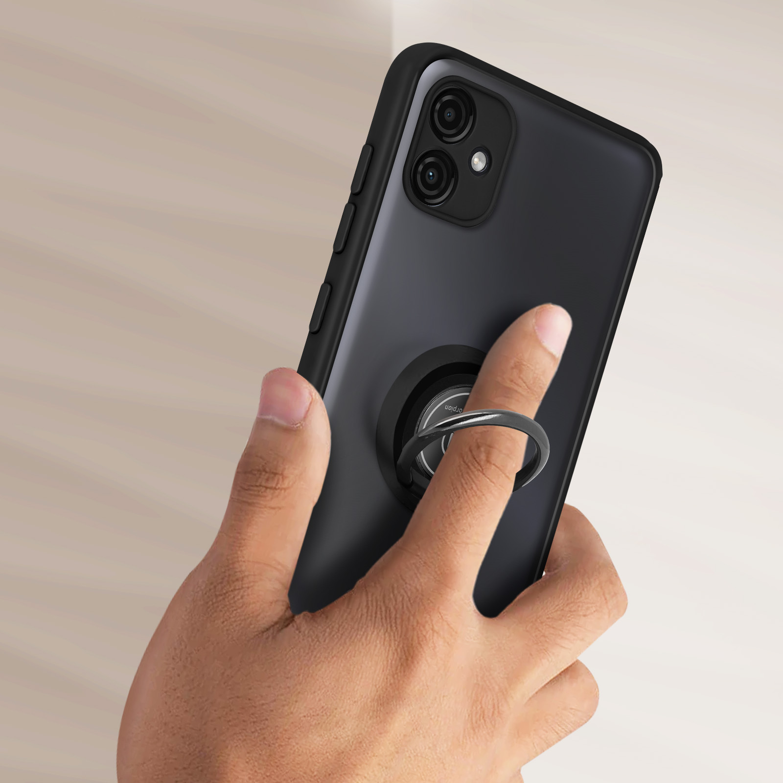 Una persona che tiene un telefono nero con un anello.