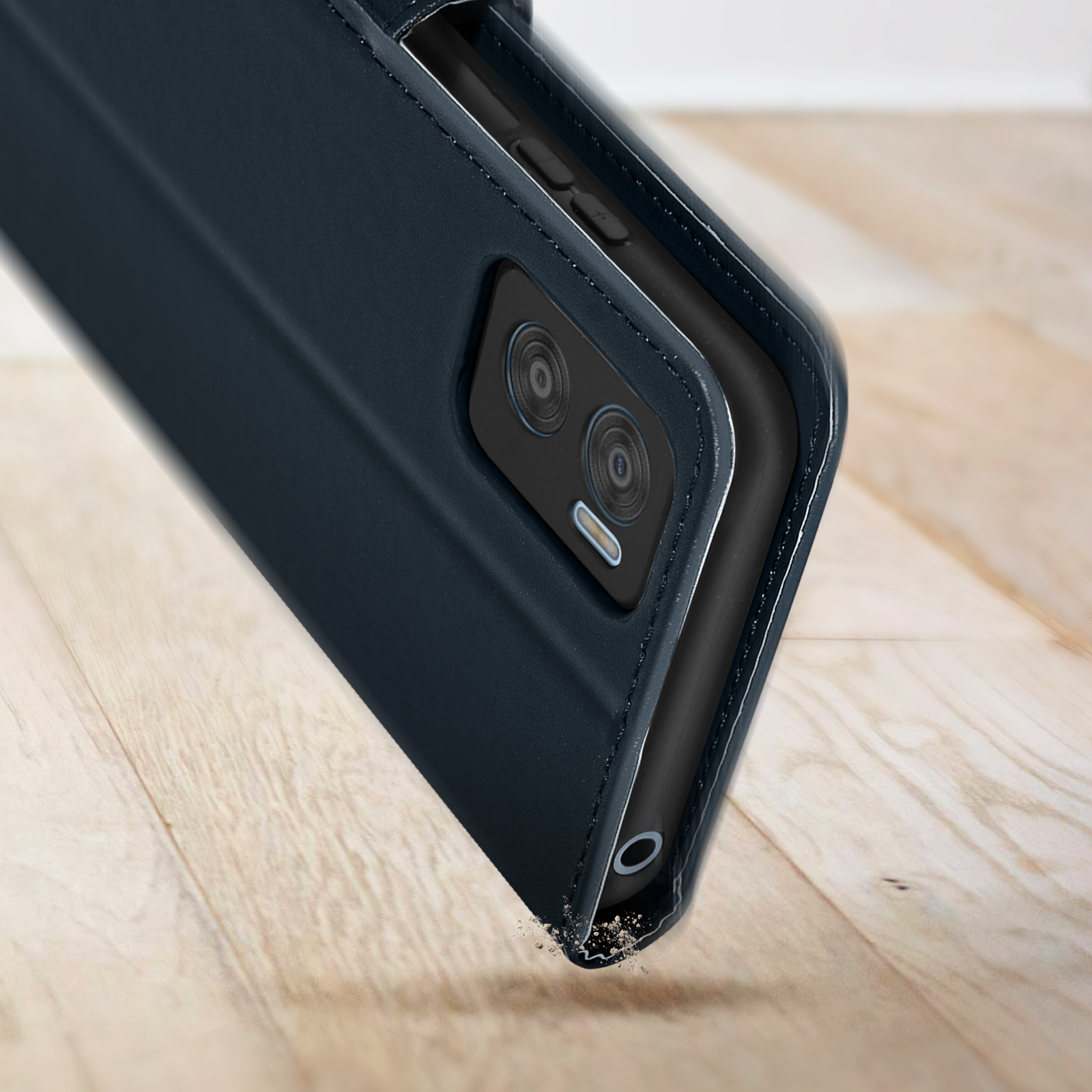 Nahaufnahme einer Handyhülle mit Telefon im Inneren, auf einer Holzoberfläche.